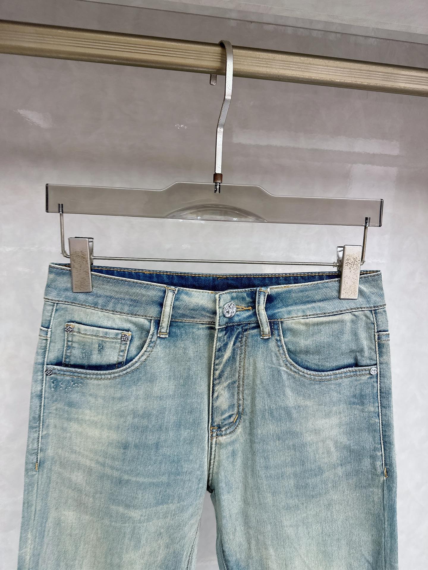 LV 2026春夏最新推出男士休闲牛仔裤新品！重工水洗牛仔裤！定制面料和一般牛仔布料比起来，更加柔软舒适