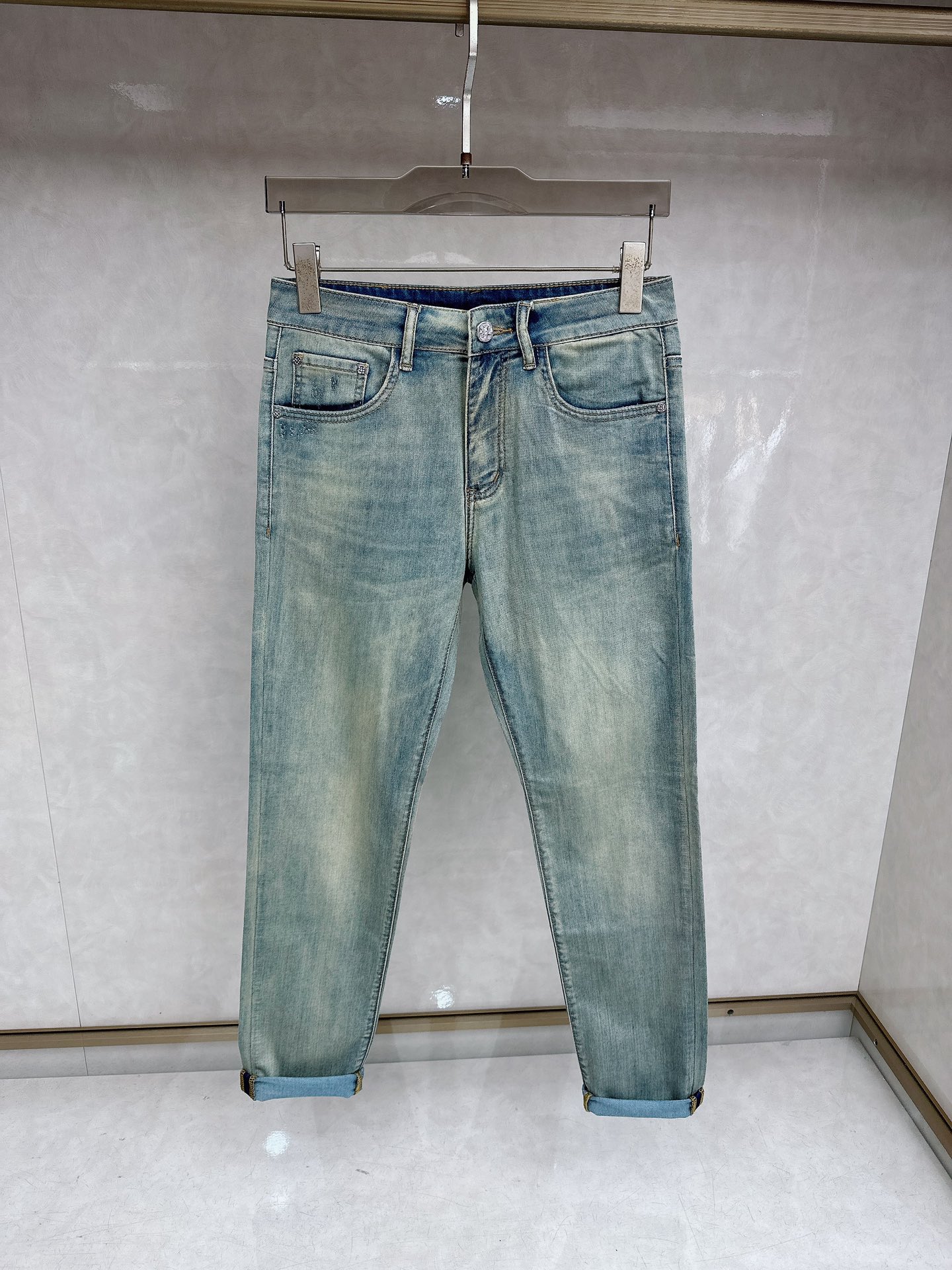 LV 2026春夏最新推出男士休闲牛仔裤新品！重工水洗牛仔裤！定制面料和一般牛仔布料比起来，更加柔软舒适