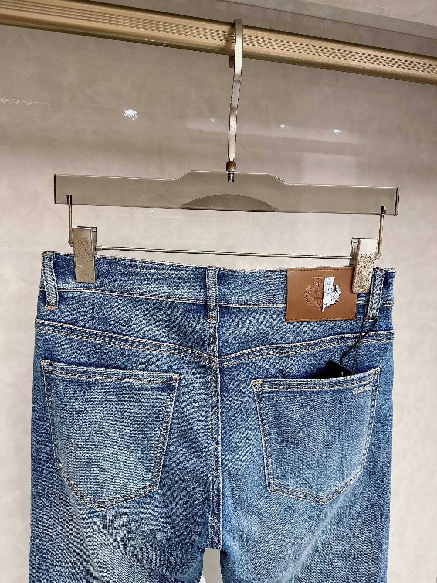 Loro Piana 1956春夏最新推出男士休闲牛仔裤新品！重工水洗牛仔裤！定制面料和一般牛仔布料比起