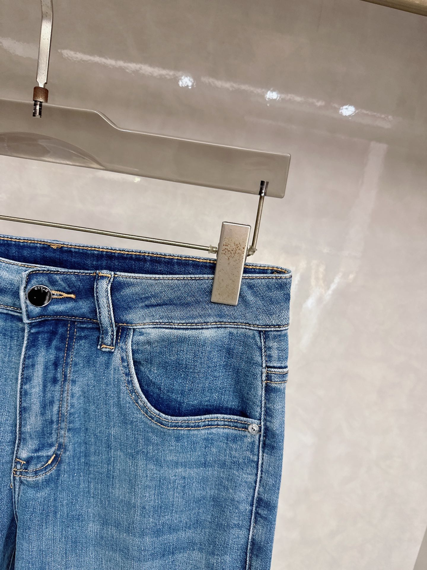 Loro Piana 1956春夏最新推出男士休闲牛仔裤新品！重工水洗牛仔裤！定制面料和一般牛仔布料比起