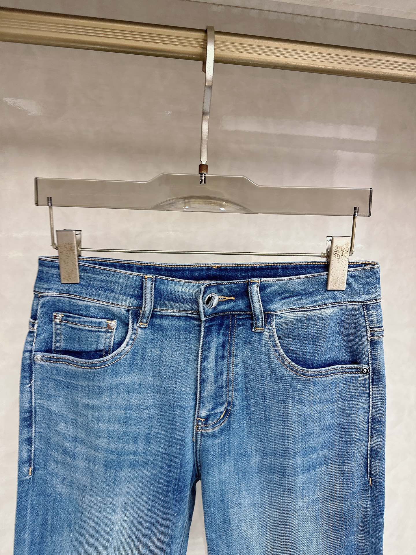 Loro Piana 1956春夏最新推出男士休闲牛仔裤新品！重工水洗牛仔裤！定制面料和一般牛仔布料比起