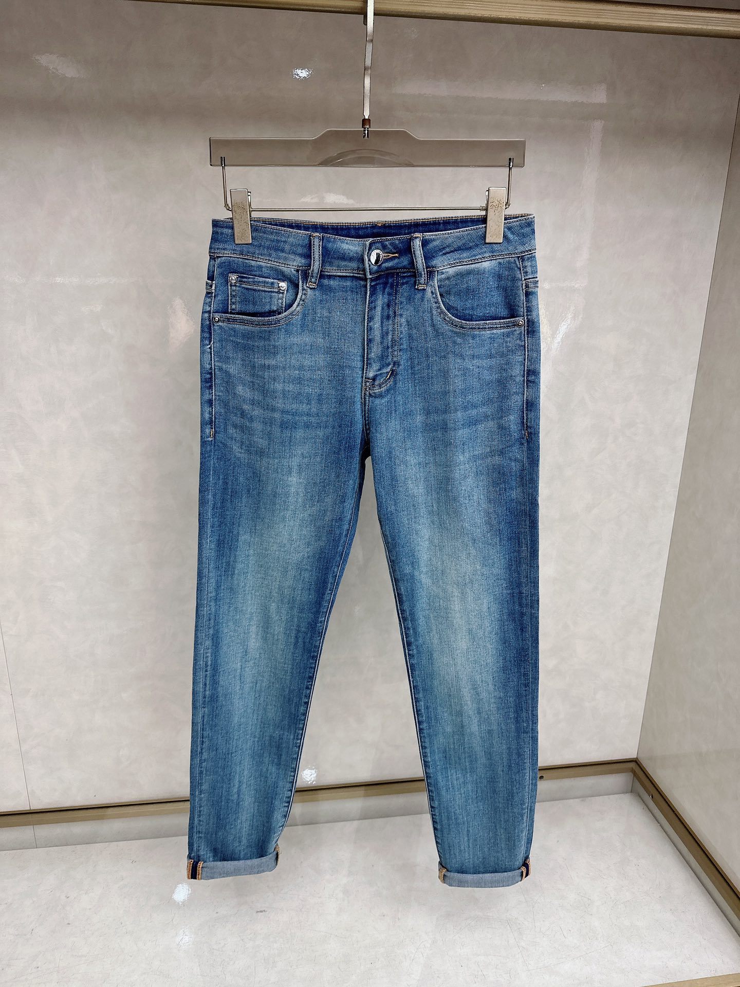 Loro Piana 1956春夏最新推出男士休闲牛仔裤新品！重工水洗牛仔裤！定制面料和一般牛仔布料比起
