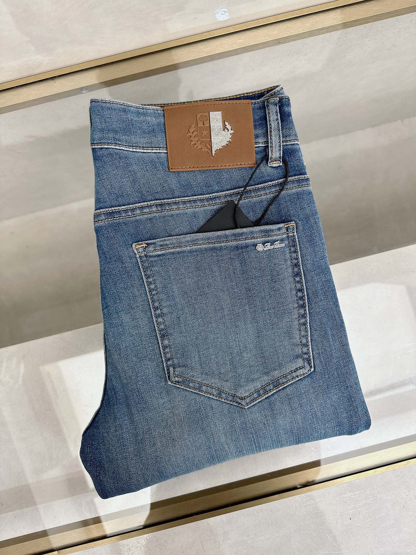 Loro Piana 1956春夏最新推出男士休闲牛仔裤新品！重工水洗牛仔裤！定制面料和一般牛仔布料比起