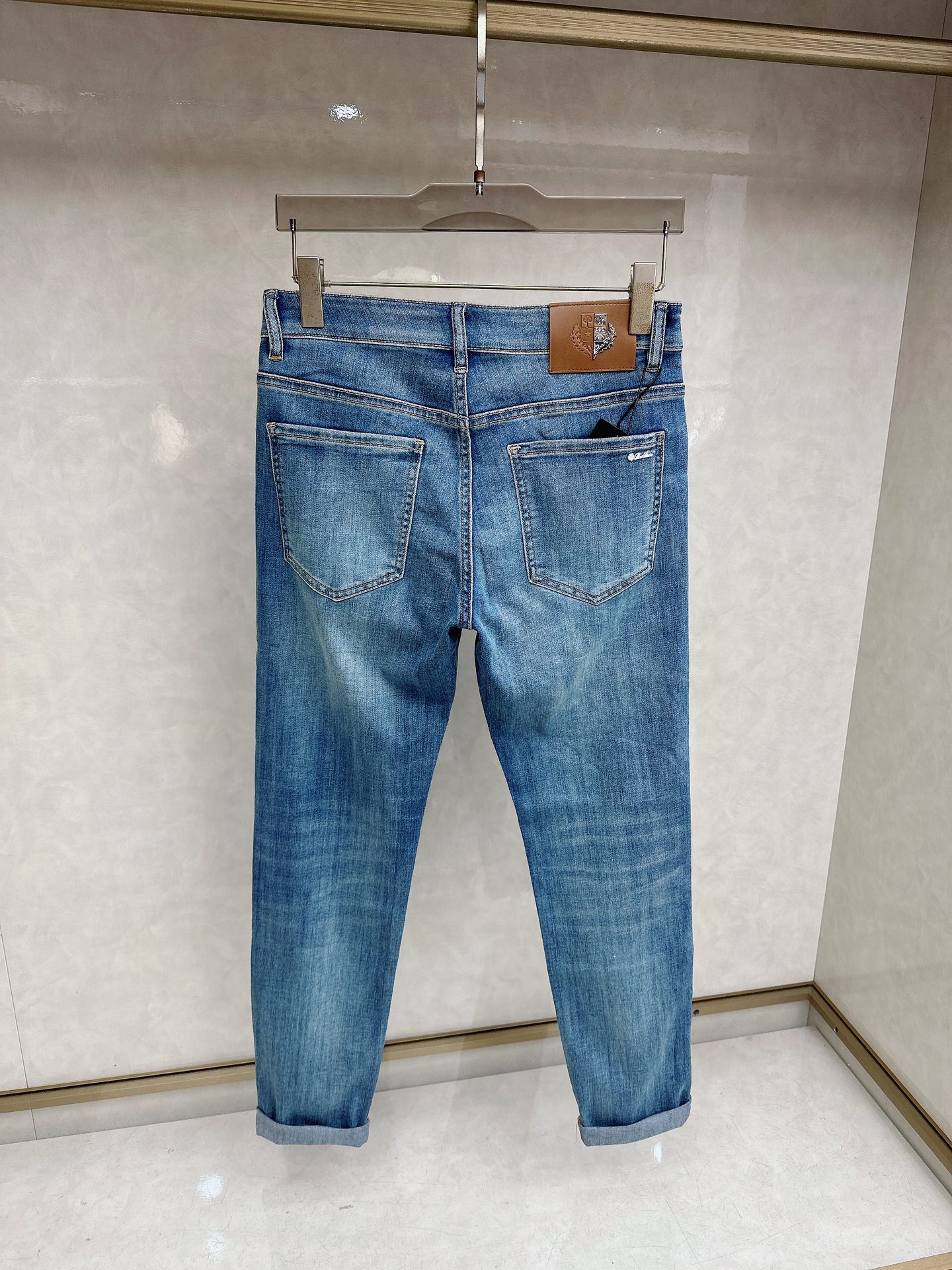 Loro Piana 1956春夏最新推出男士休闲牛仔裤新品！重工水洗牛仔裤！定制面料和一般牛仔布料比起