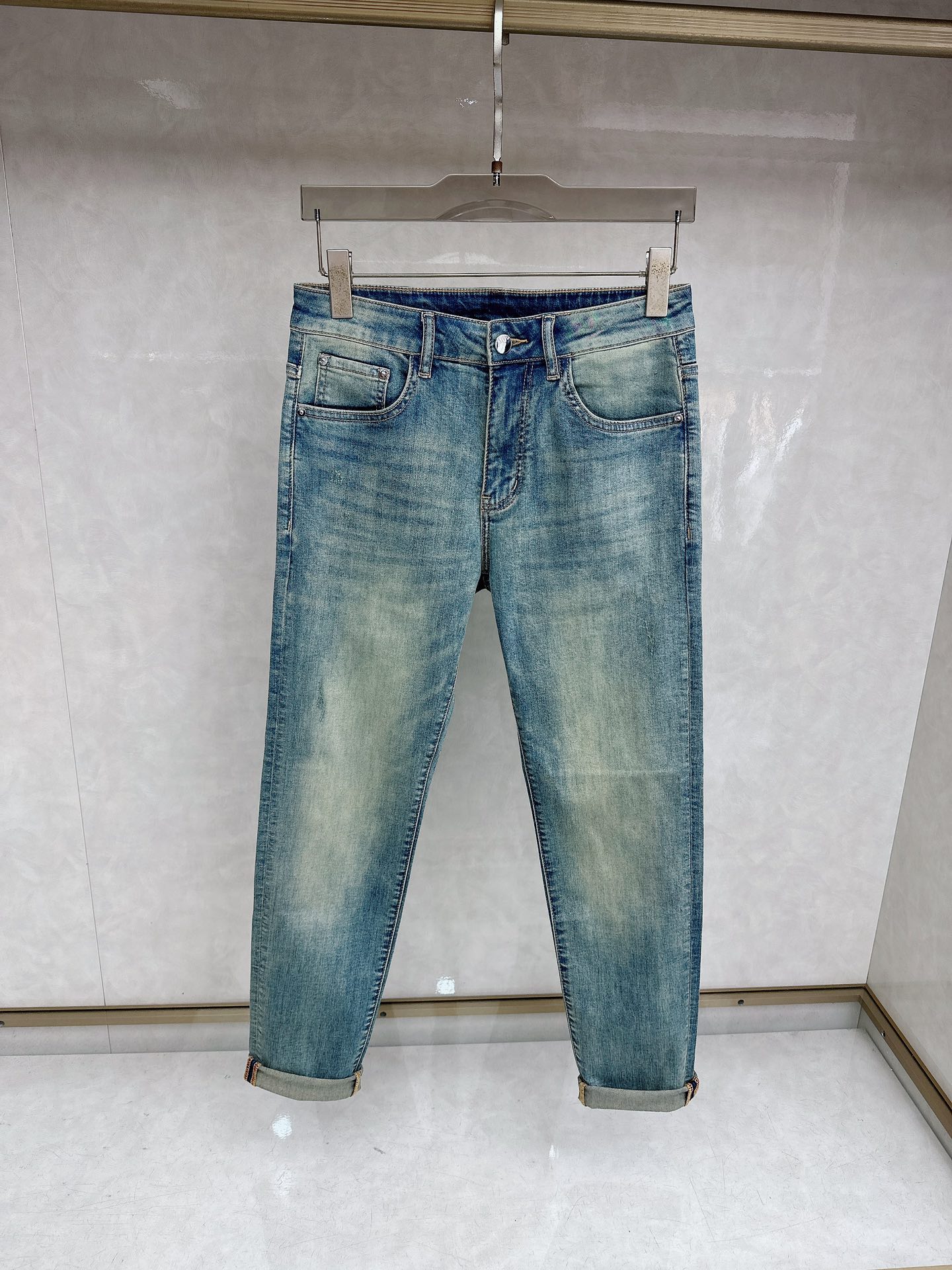 华伦天奴 2026春夏最新推出男士休闲牛仔裤新品！重工水洗牛仔裤！定制面料和一般牛仔布料比起来，更加柔软