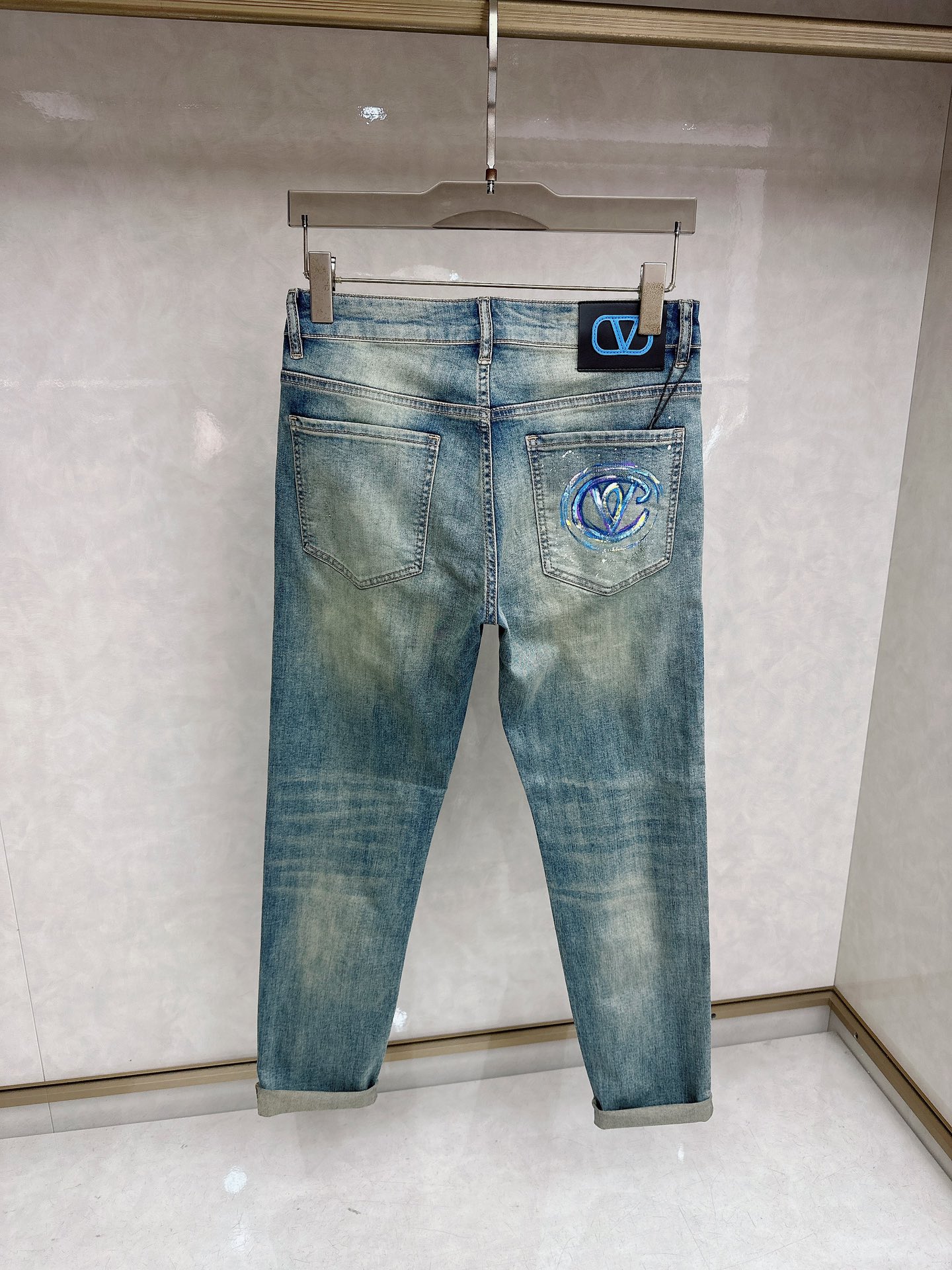 华伦天奴 2026春夏最新推出男士休闲牛仔裤新品！重工水洗牛仔裤！定制面料和一般牛仔布料比起来，更加柔软