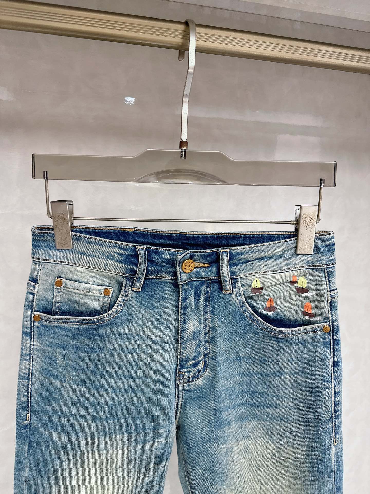 LV 2026春夏最新推出男士休闲牛仔裤新品！重工水洗牛仔裤！定制面料和一般牛仔布料比起来，更加柔软舒适
