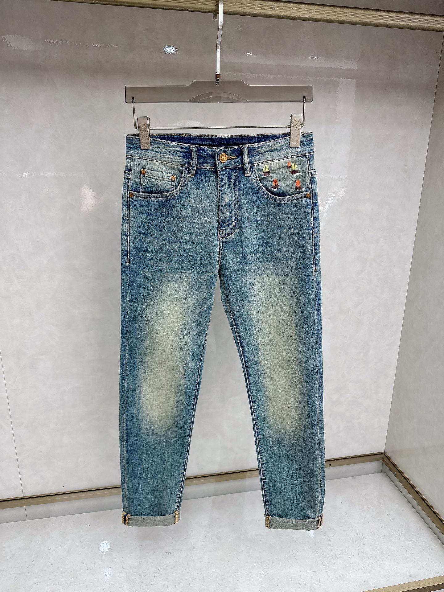 LV 2026春夏最新推出男士休闲牛仔裤新品！重工水洗牛仔裤！定制面料和一般牛仔布料比起来，更加柔软舒适