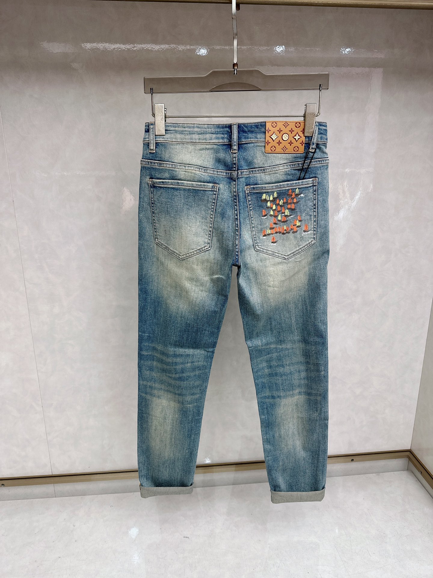 LV 2026春夏最新推出男士休闲牛仔裤新品！重工水洗牛仔裤！定制面料和一般牛仔布料比起来，更加柔软舒适