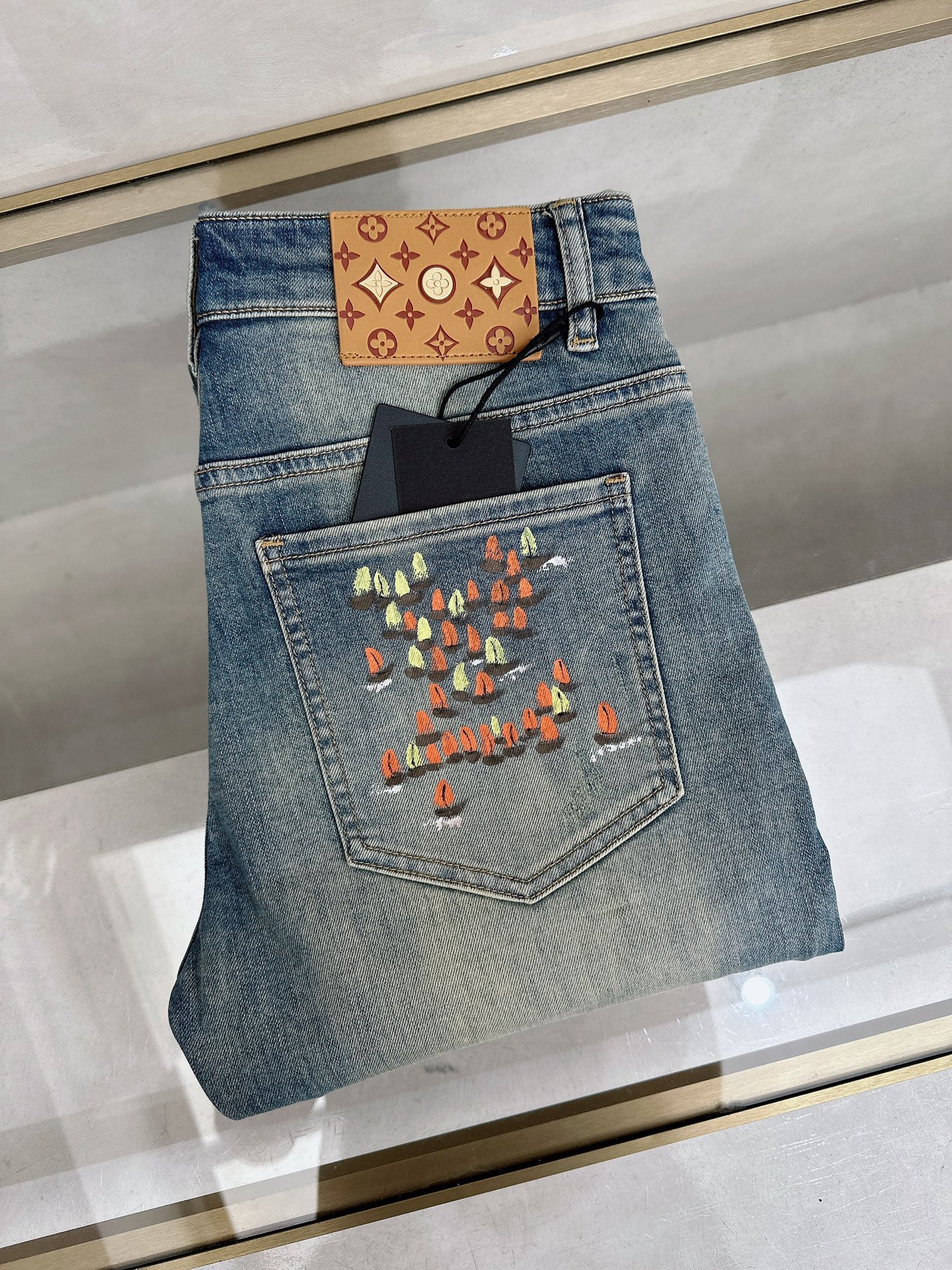 LV 2026春夏最新推出男士休闲牛仔裤新品！重工水洗牛仔裤！定制面料和一般牛仔布料比起来，更加柔软舒适