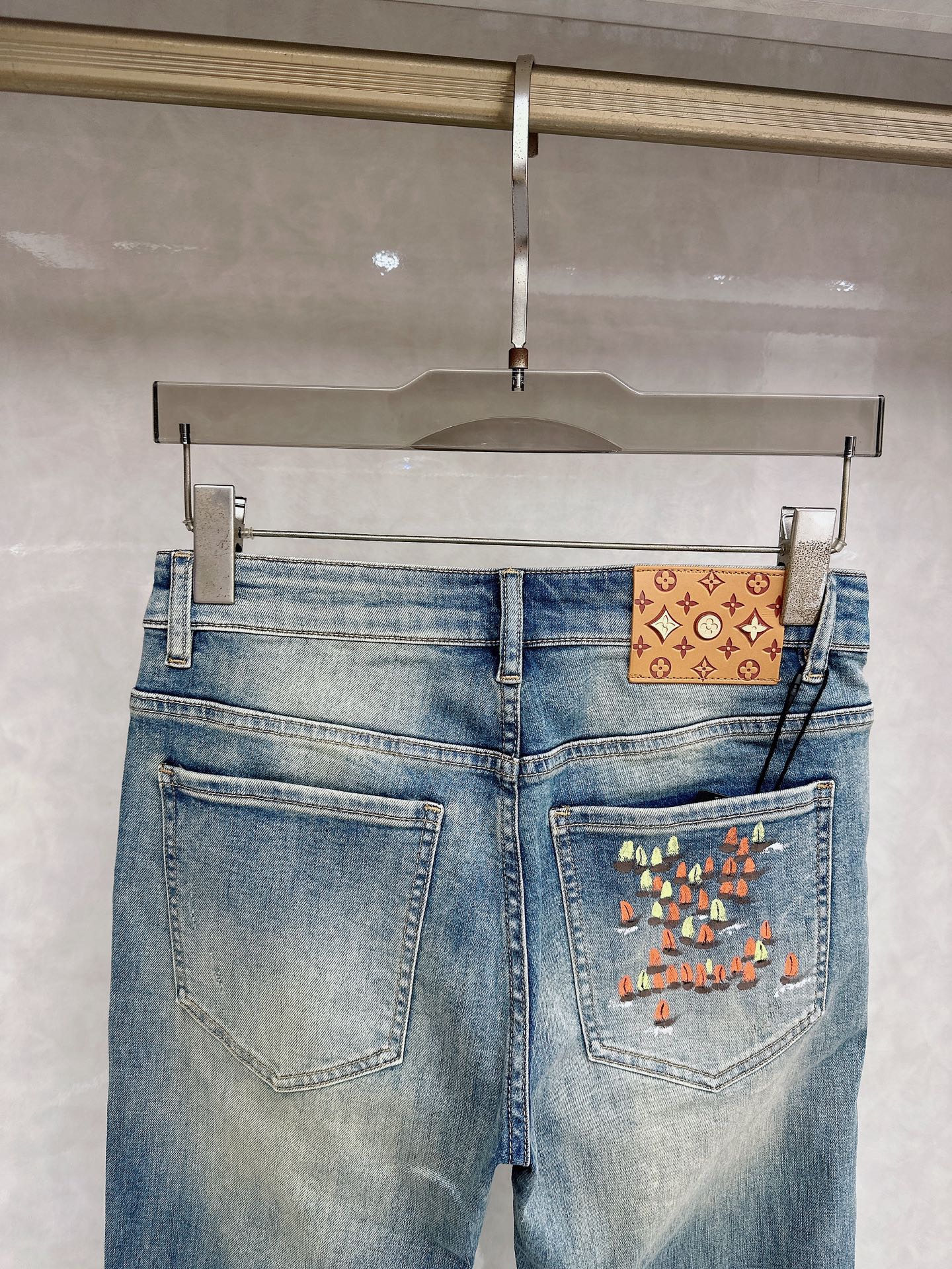 LV 2026春夏最新推出男士休闲牛仔裤新品！重工水洗牛仔裤！定制面料和一般牛仔布料比起来，更加柔软舒适