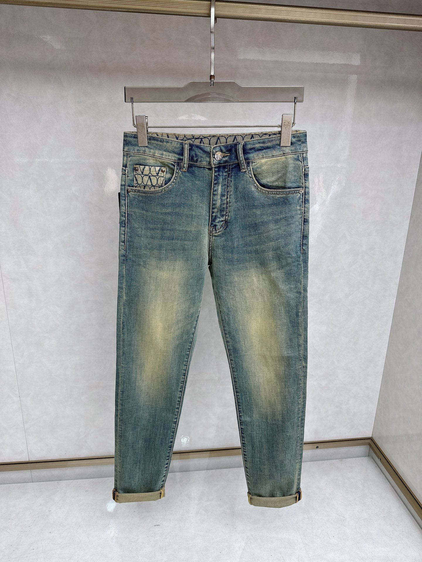 华伦天奴 2026春夏最新推出男士休闲牛仔裤新品！重工水洗牛仔裤！定制面料和一般牛仔布料比起来，更加柔软