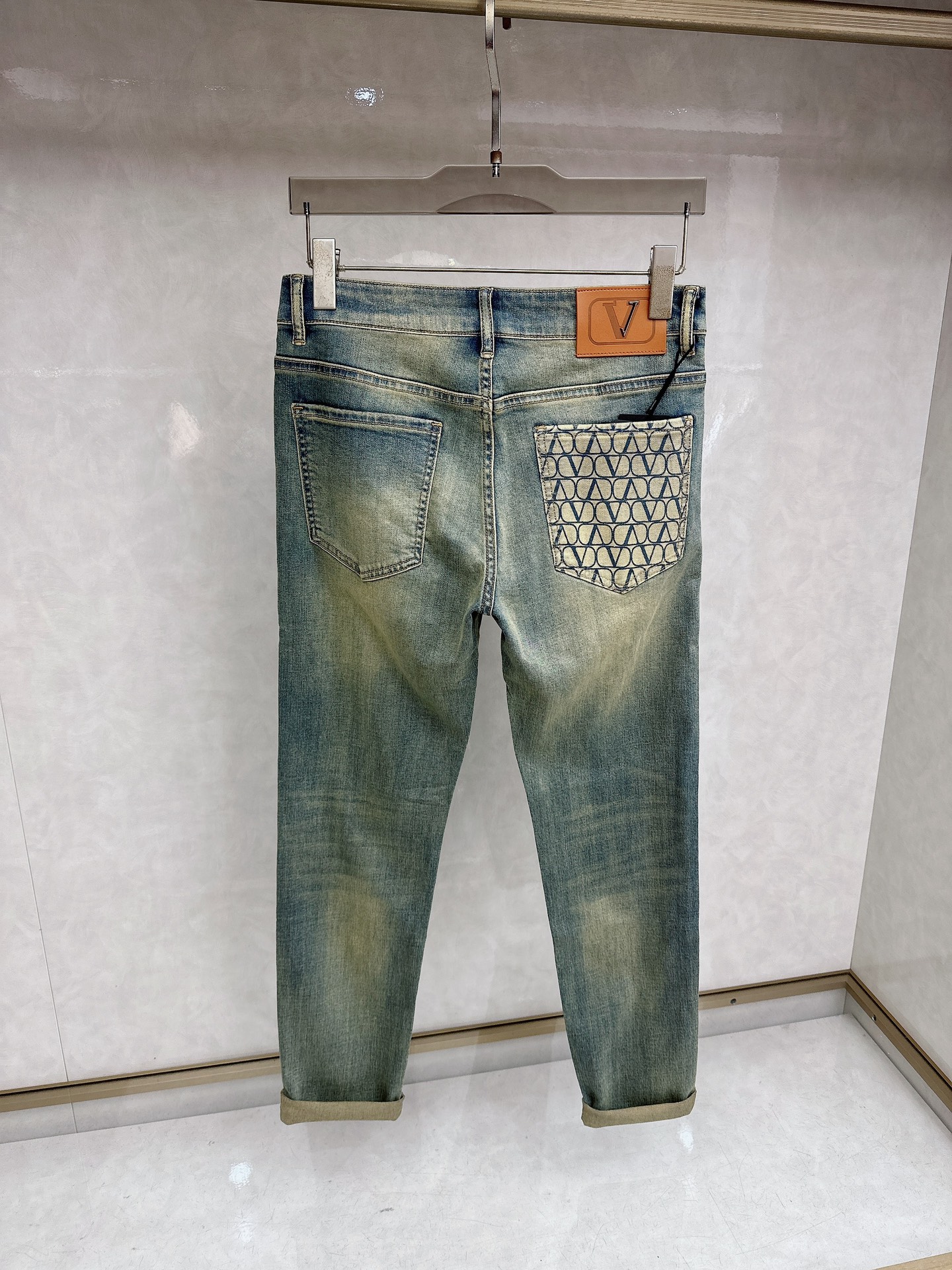 华伦天奴 2026春夏最新推出男士休闲牛仔裤新品！重工水洗牛仔裤！定制面料和一般牛仔布料比起来，更加柔软