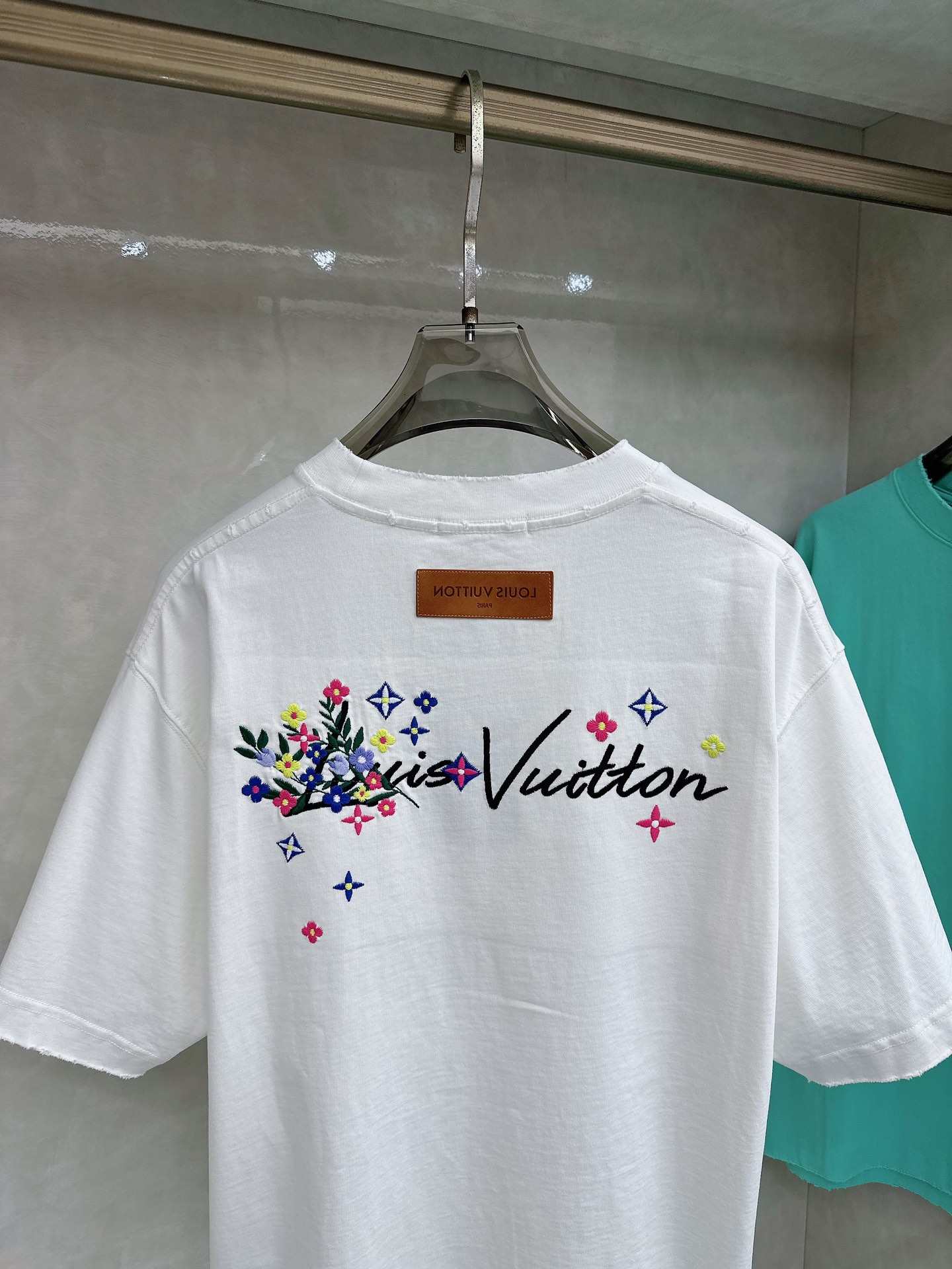 LV 2026ss 春夏新款首发专柜最新款短袖圆领T恤 高端订制 设计前卫时尚！品牌logo重工艺设计 