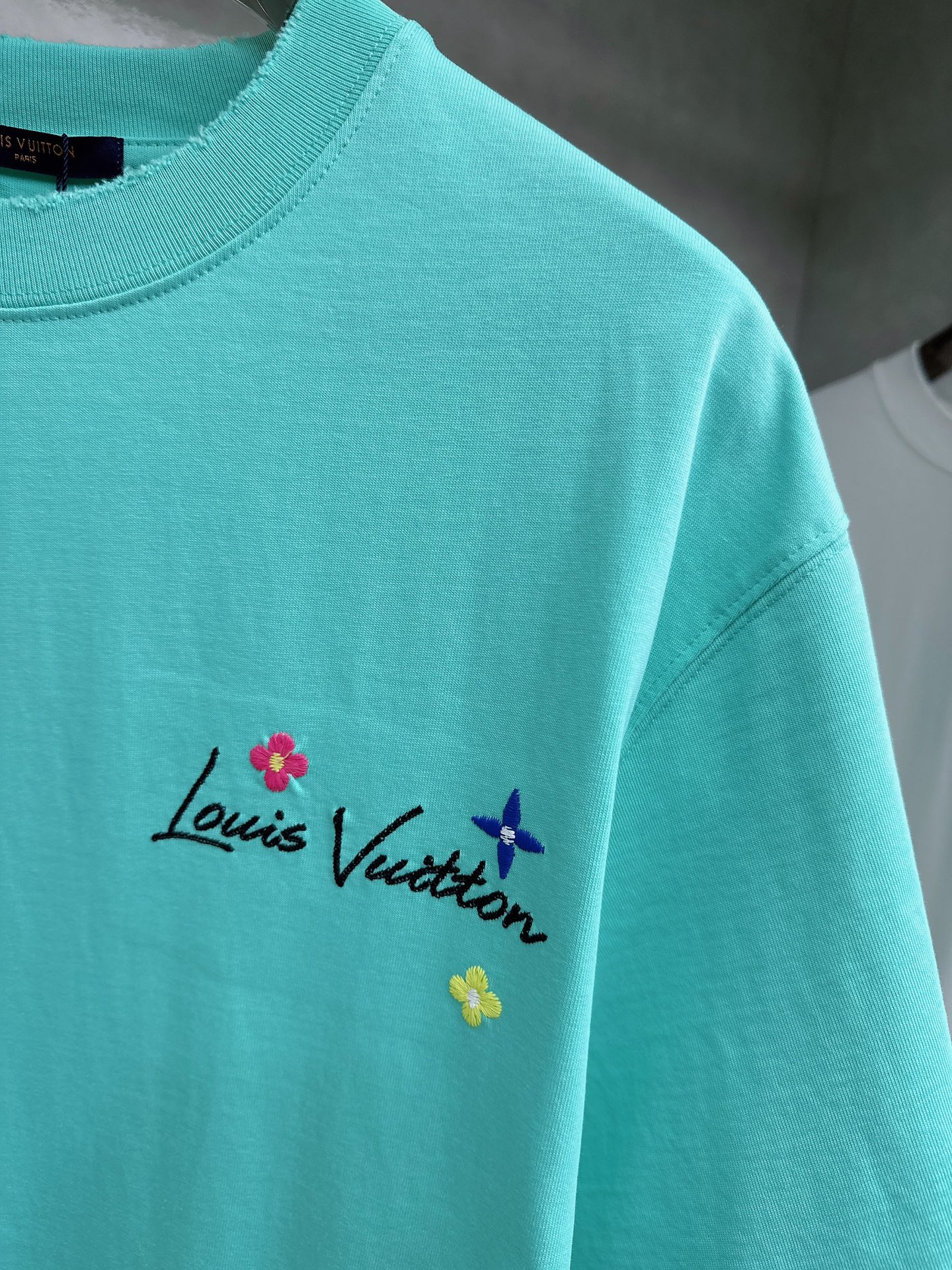 LV 2026ss 春夏新款首发专柜最新款短袖圆领T恤 高端订制 设计前卫时尚！品牌logo重工艺设计 