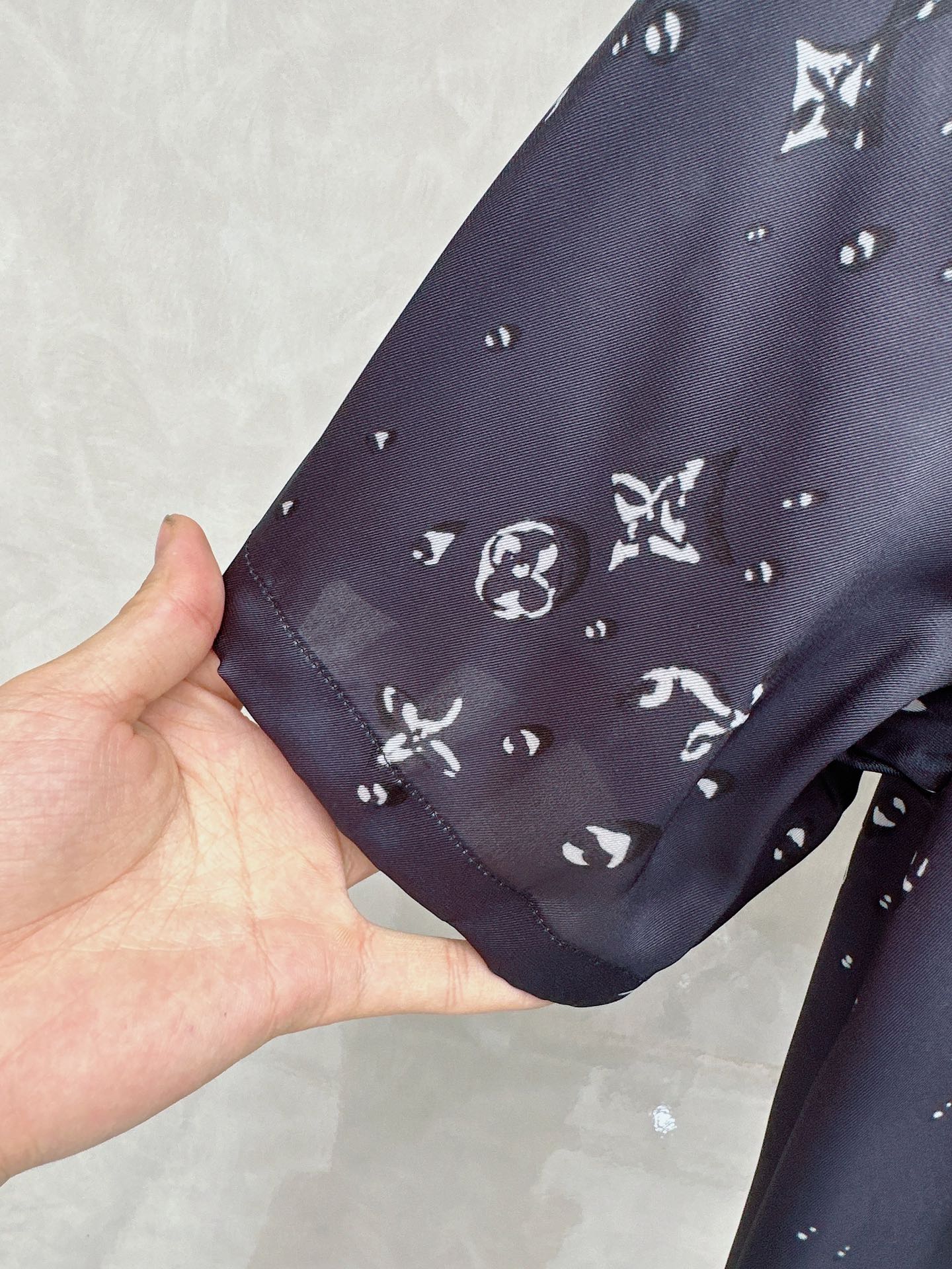 LV驴家桑蚕丝印男衬衣！男女同款！这件桑蚕丝雨滴印花短袖衬衫，以深邃黑色为底，点缀着如雨滴般晶莹的白色印