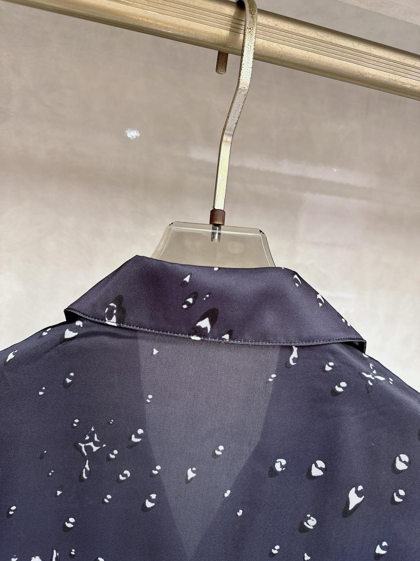 LV驴家桑蚕丝印男衬衣！男女同款！这件桑蚕丝雨滴印花短袖衬衫，以深邃黑色为底，点缀着如雨滴般晶莹的白色印