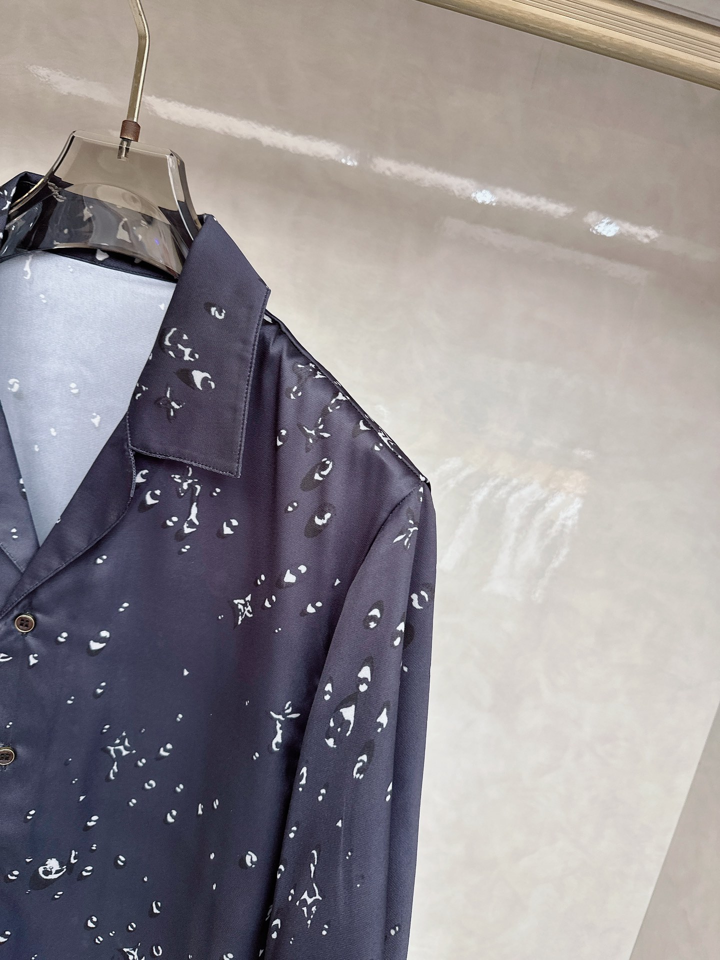 LV驴家桑蚕丝印男衬衣！男女同款！这件桑蚕丝雨滴印花短袖衬衫，以深邃黑色为底，点缀着如雨滴般晶莹的白色印