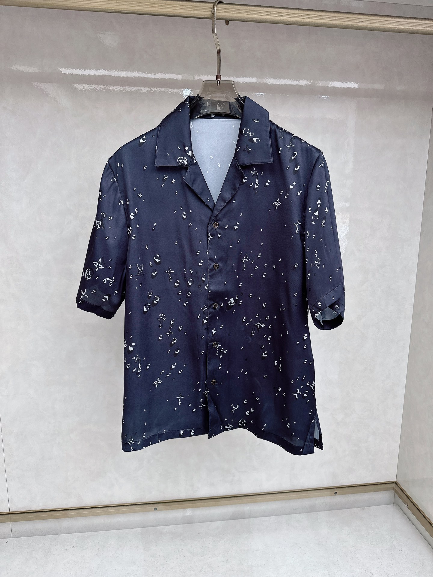 LV驴家桑蚕丝印男衬衣！男女同款！这件桑蚕丝雨滴印花短袖衬衫，以深邃黑色为底，点缀着如雨滴般晶莹的白色印