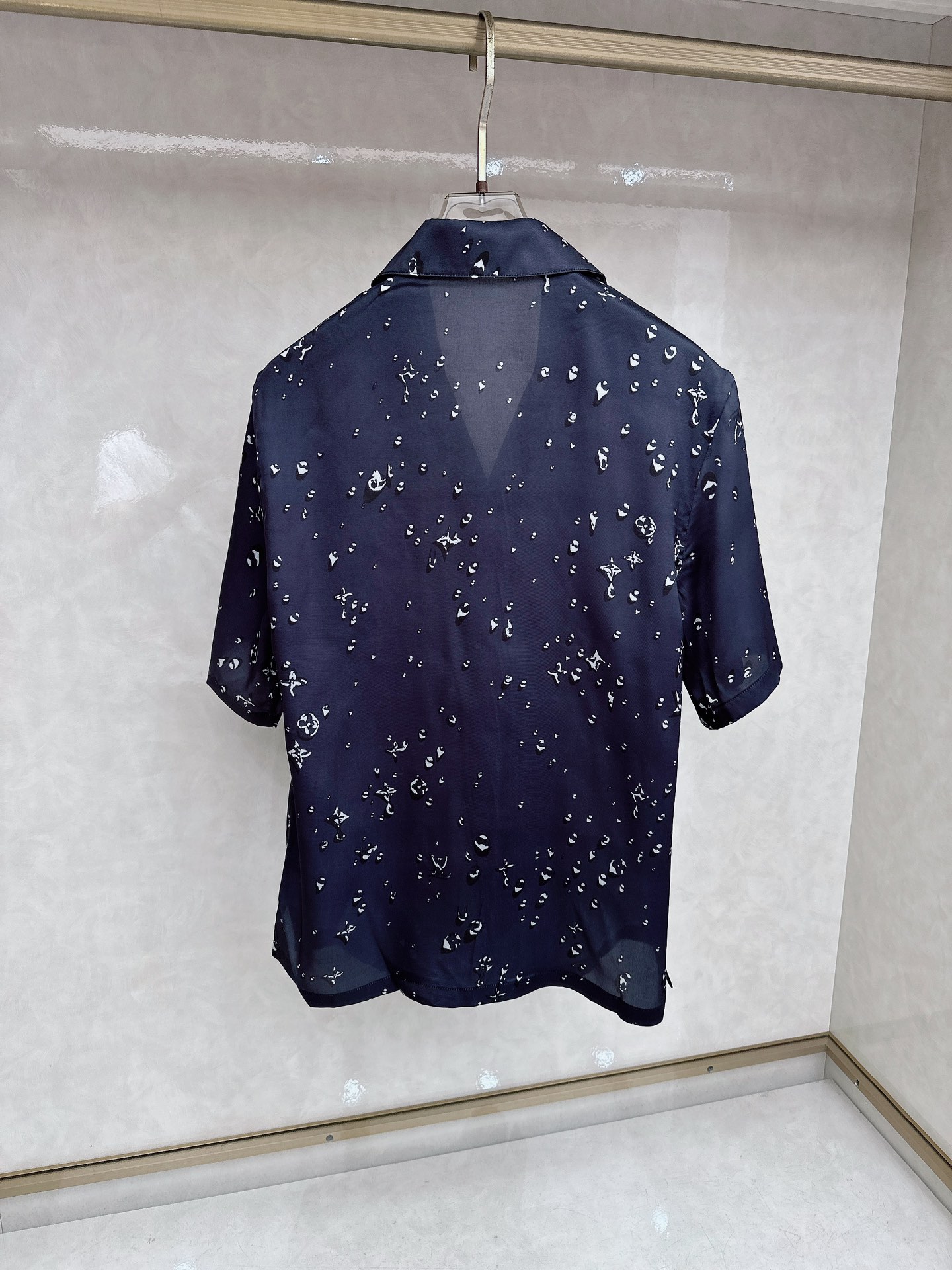 LV驴家桑蚕丝印男衬衣！男女同款！这件桑蚕丝雨滴印花短袖衬衫，以深邃黑色为底，点缀着如雨滴般晶莹的白色印