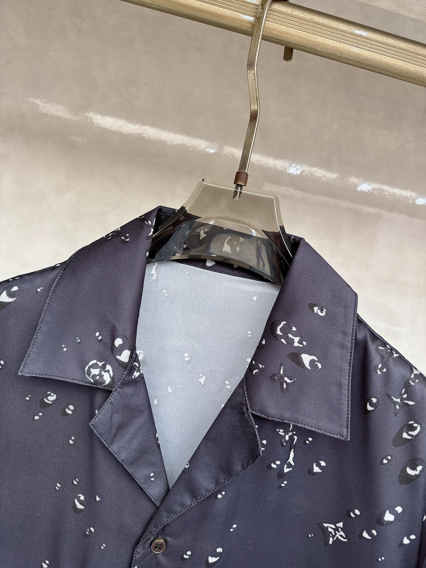 LV驴家桑蚕丝印男衬衣！男女同款！这件桑蚕丝雨滴印花短袖衬衫，以深邃黑色为底，点缀着如雨滴般晶莹的白色印