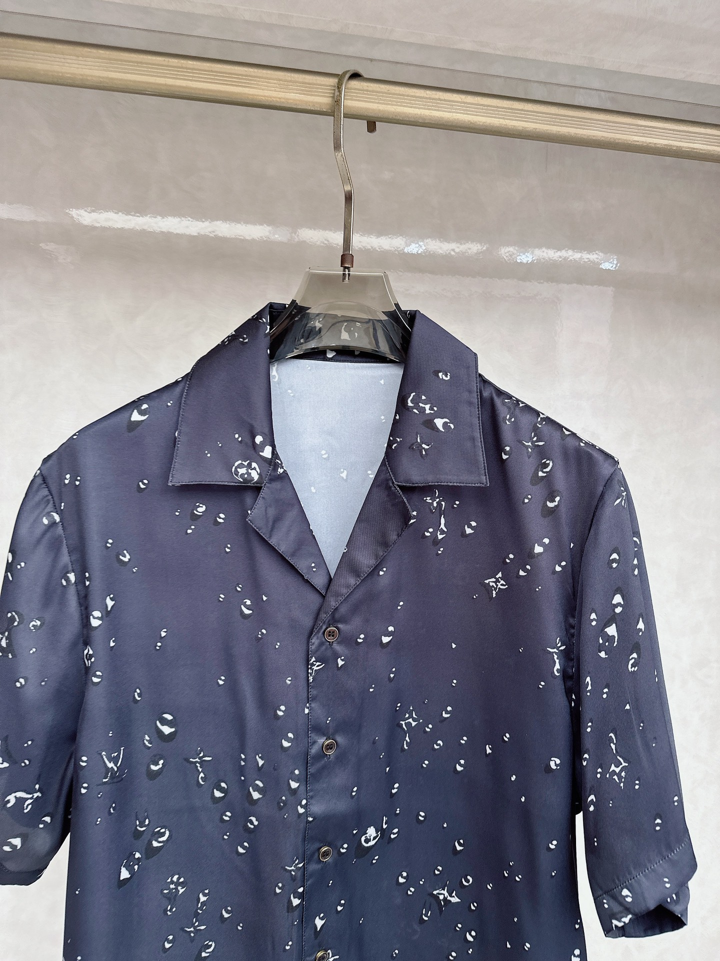 LV驴家桑蚕丝印男衬衣！男女同款！这件桑蚕丝雨滴印花短袖衬衫，以深邃黑色为底，点缀着如雨滴般晶莹的白色印