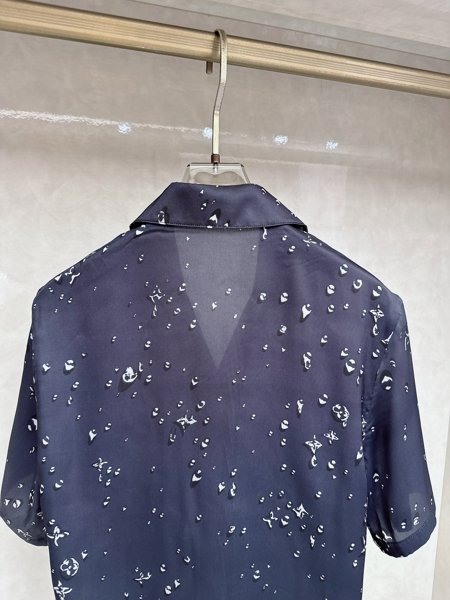 LV驴家桑蚕丝印男衬衣！男女同款！这件桑蚕丝雨滴印花短袖衬衫，以深邃黑色为底，点缀着如雨滴般晶莹的白色印