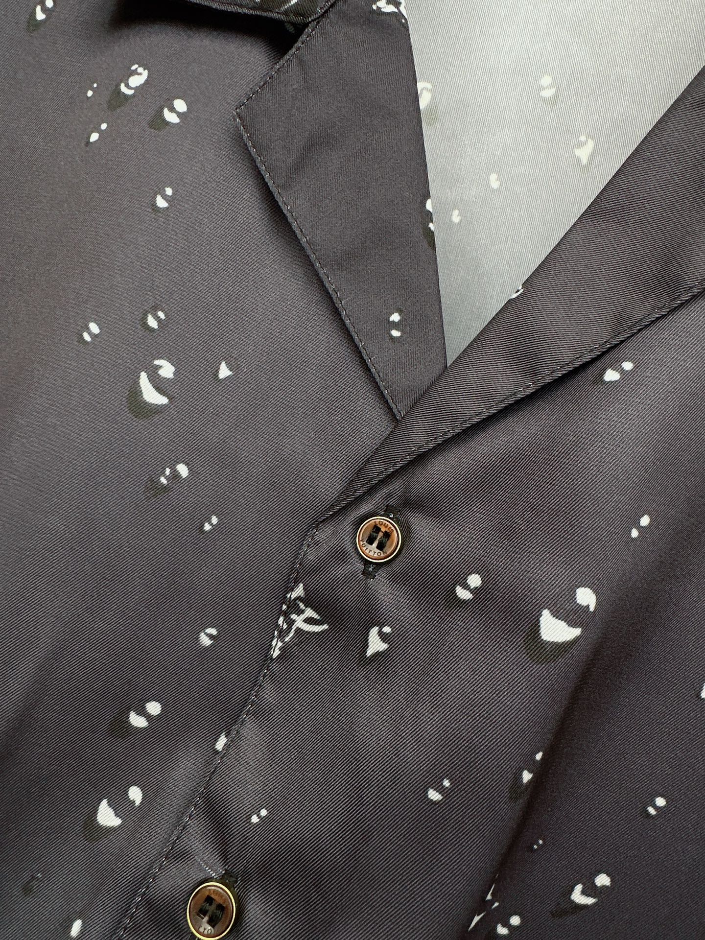 LV驴家桑蚕丝印男衬衣！男女同款！这件桑蚕丝雨滴印花短袖衬衫，以深邃黑色为底，点缀着如雨滴般晶莹的白色印