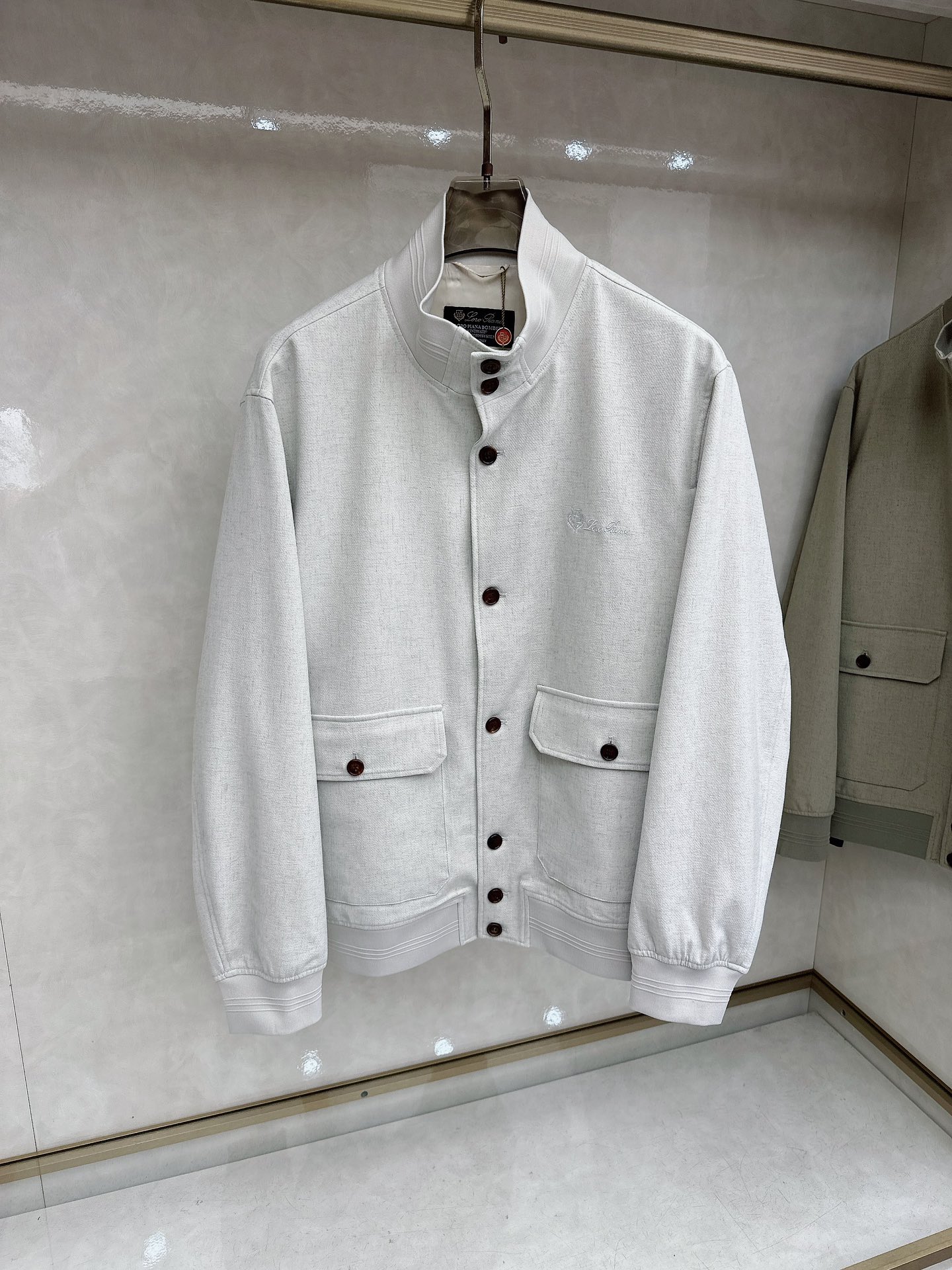 🆕🆕🆕【Loro Pina】诺悠翩雅 春夏新品前襟翻盖口袋麻料夹克，轻商务的休闲之选，在都市生活的快节奏