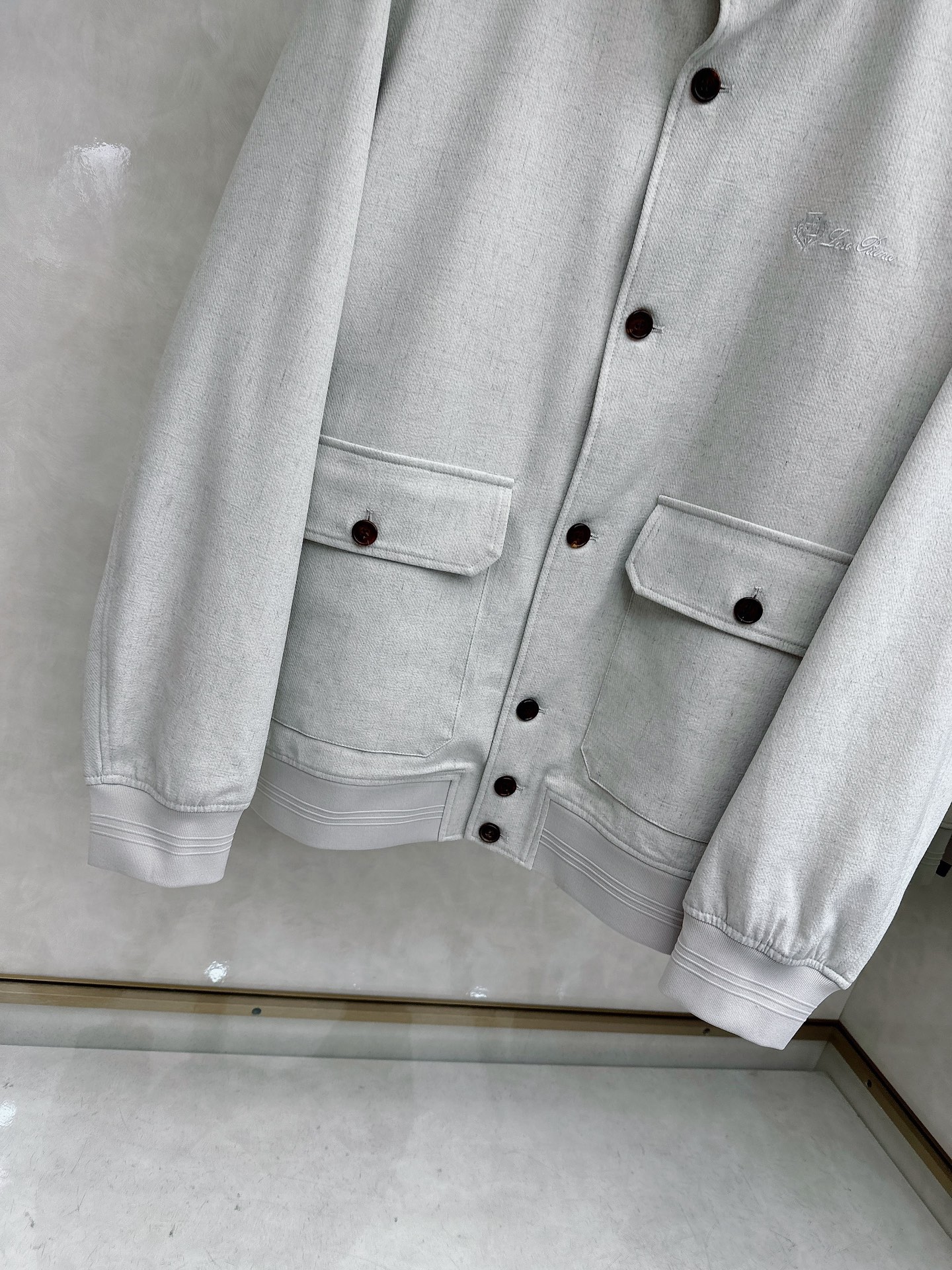 🆕🆕🆕【Loro Pina】诺悠翩雅 春夏新品前襟翻盖口袋麻料夹克，轻商务的休闲之选，在都市生活的快节奏