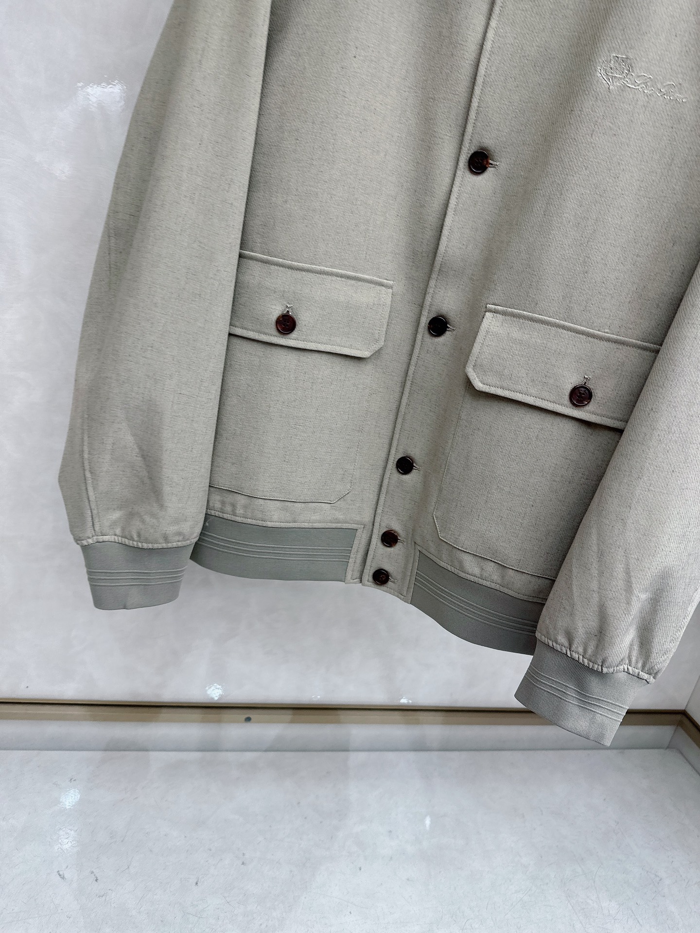 🆕🆕🆕【Loro Pina】诺悠翩雅 春夏新品前襟翻盖口袋麻料夹克，轻商务的休闲之选，在都市生活的快节奏