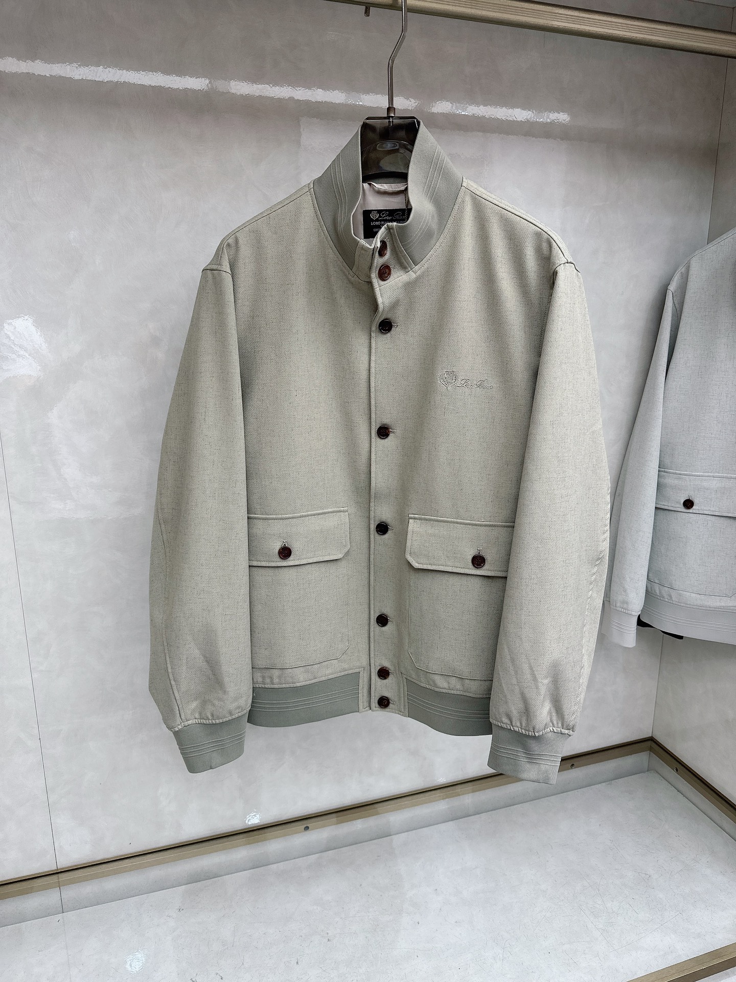 🆕🆕🆕【Loro Pina】诺悠翩雅 春夏新品前襟翻盖口袋麻料夹克，轻商务的休闲之选，在都市生活的快节奏