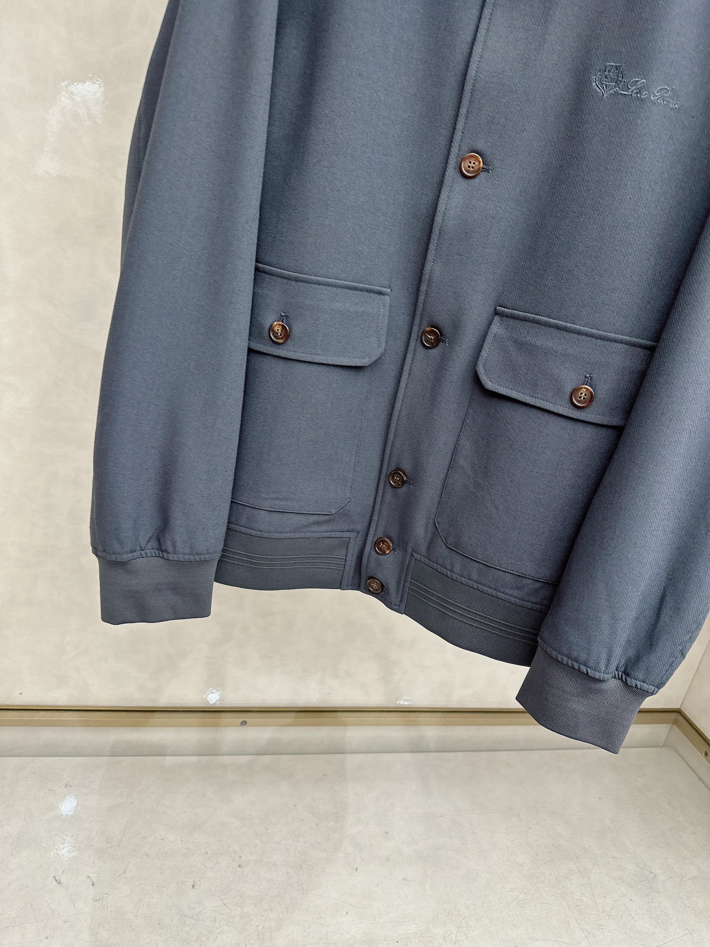 🆕🆕🆕【Loro Pina】诺悠翩雅 春夏新品前襟翻盖口袋麻料夹克，轻商务的休闲之选，在都市生活的快节奏