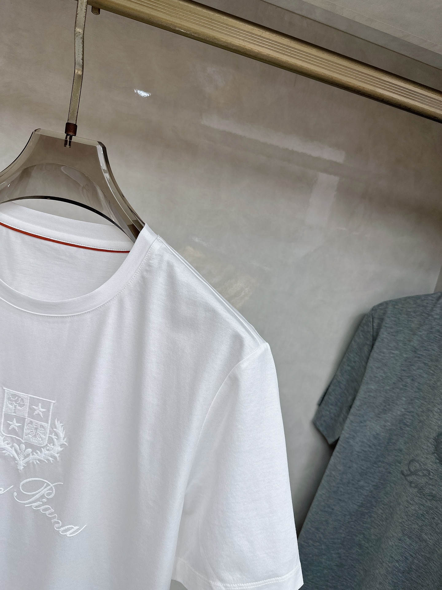 Loro piana 春夏 标志主题刺绣圆领短袖衫， 标志LOGO设计 采用刺绣工艺来呈现 进口百灵达绣