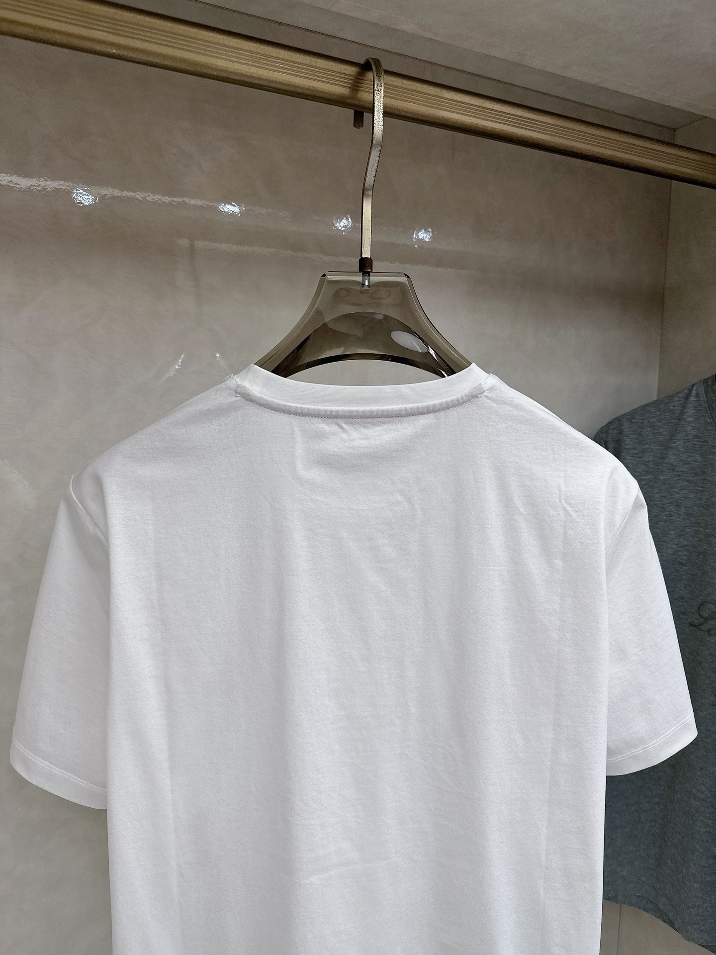 Loro piana 春夏 标志主题刺绣圆领短袖衫， 标志LOGO设计 采用刺绣工艺来呈现 进口百灵达绣