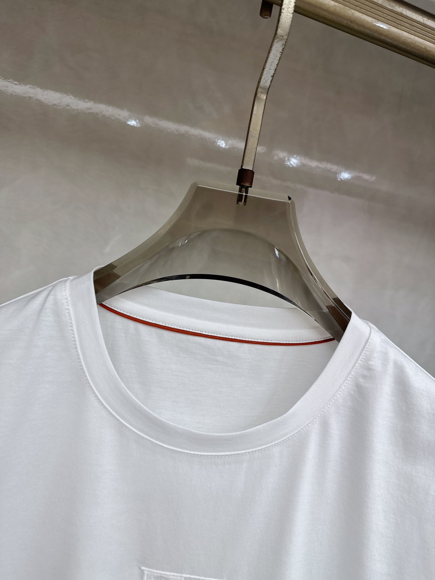 Loro piana 春夏 标志主题刺绣圆领短袖衫， 标志LOGO设计 采用刺绣工艺来呈现 进口百灵达绣