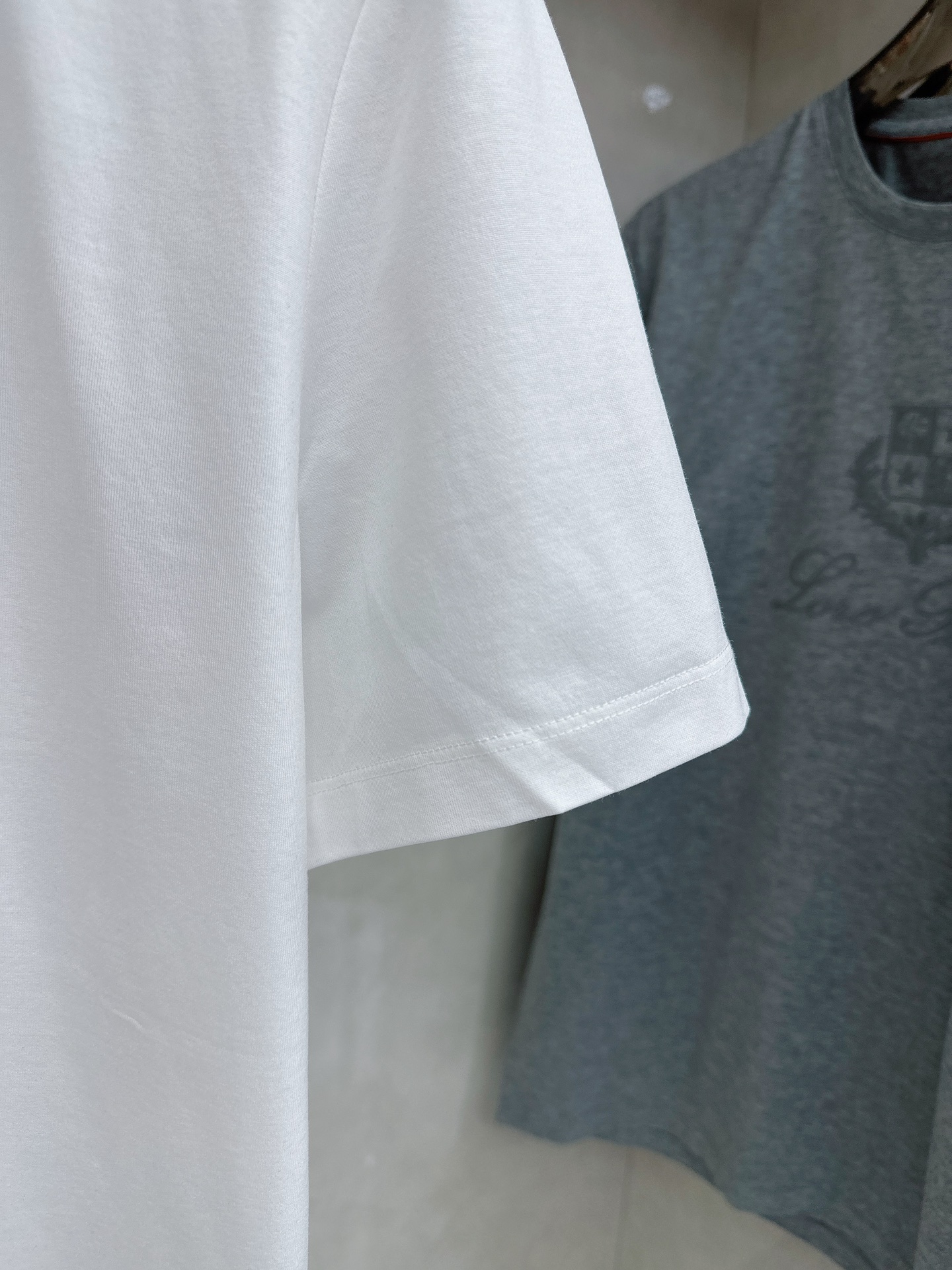 Loro piana 春夏 标志主题刺绣圆领短袖衫， 标志LOGO设计 采用刺绣工艺来呈现 进口百灵达绣