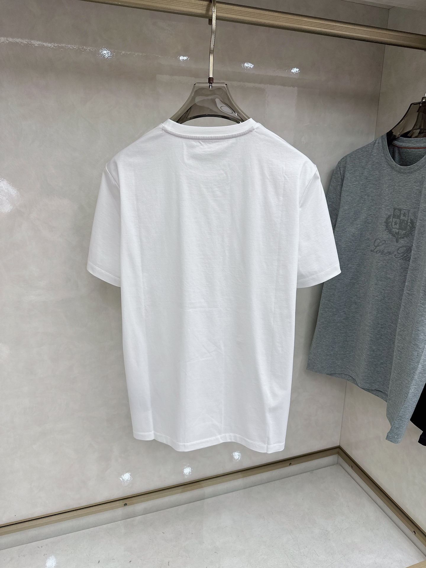 Loro piana 春夏 标志主题刺绣圆领短袖衫， 标志LOGO设计 采用刺绣工艺来呈现 进口百灵达绣