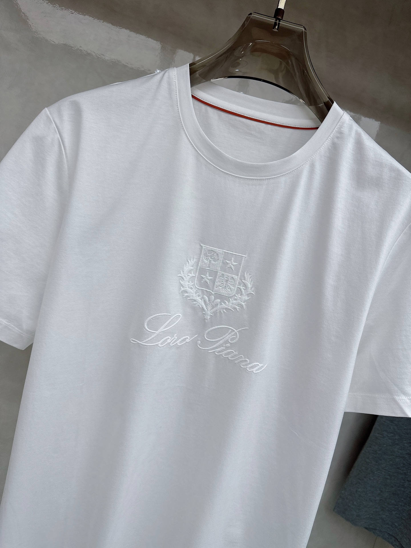 Loro piana 春夏 标志主题刺绣圆领短袖衫， 标志LOGO设计 采用刺绣工艺来呈现 进口百灵达绣