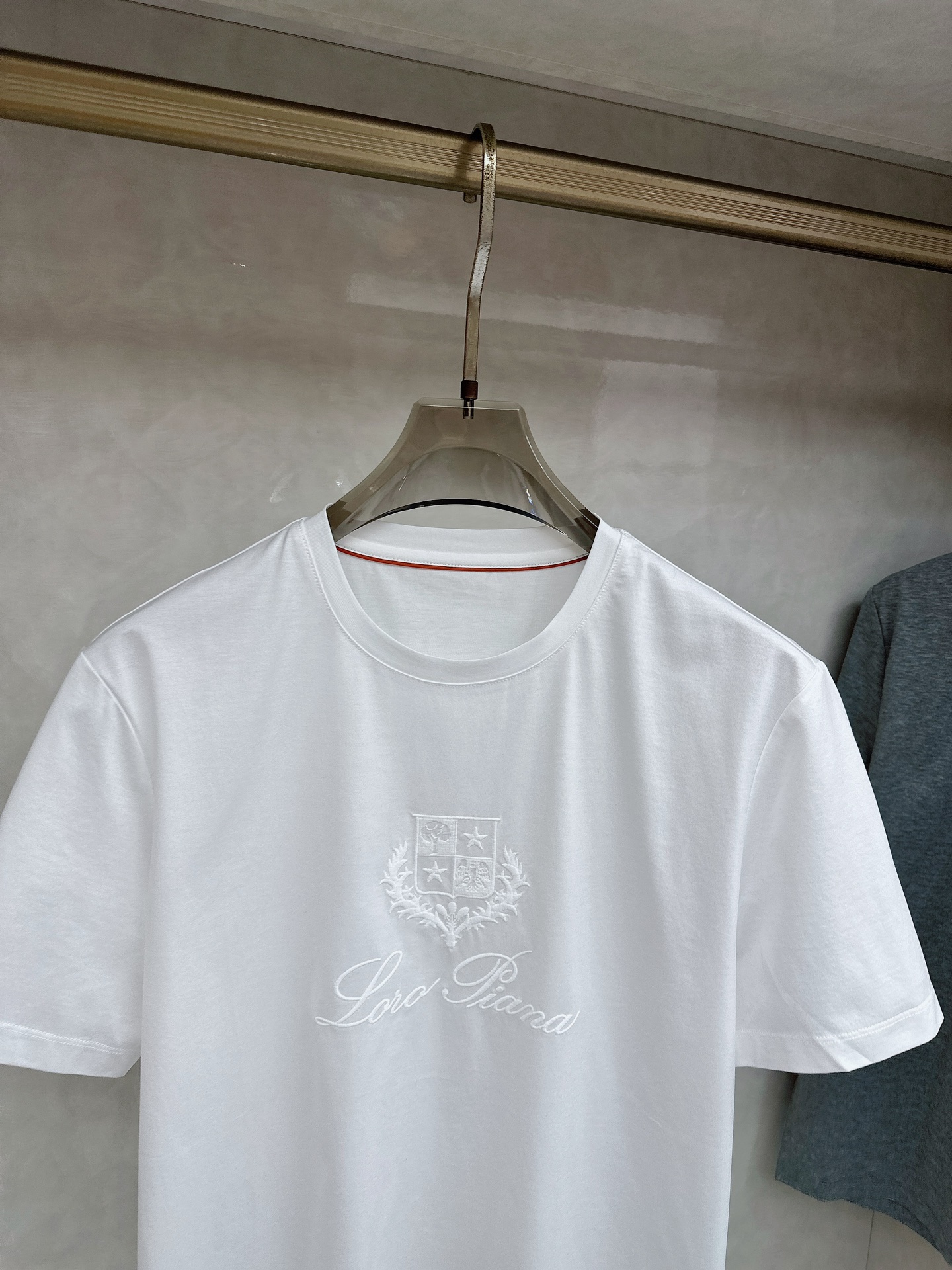 Loro piana 春夏 标志主题刺绣圆领短袖衫， 标志LOGO设计 采用刺绣工艺来呈现 进口百灵达绣