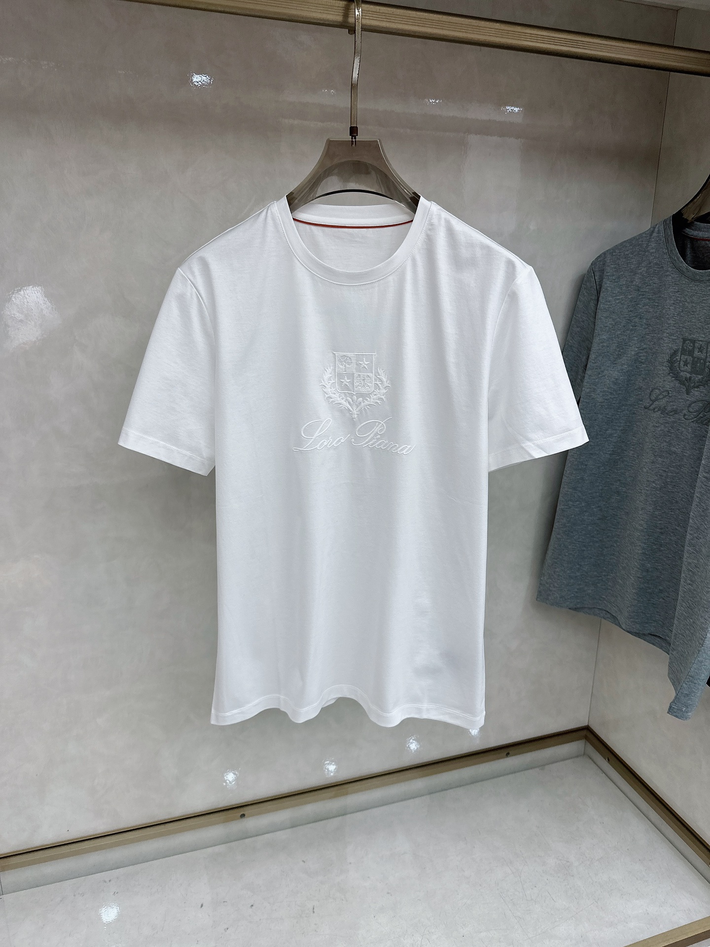 Loro piana 春夏 标志主题刺绣圆领短袖衫， 标志LOGO设计 采用刺绣工艺来呈现 进口百灵达绣