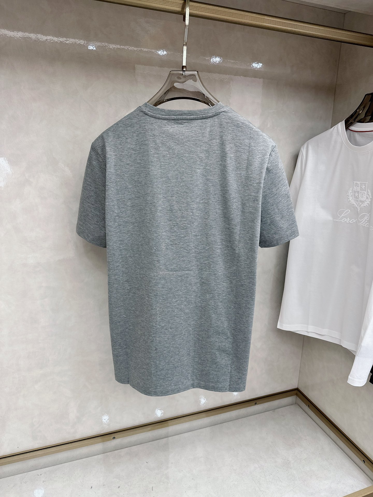 Loro piana 春夏 标志主题刺绣圆领短袖衫， 标志LOGO设计 采用刺绣工艺来呈现 进口百灵达绣