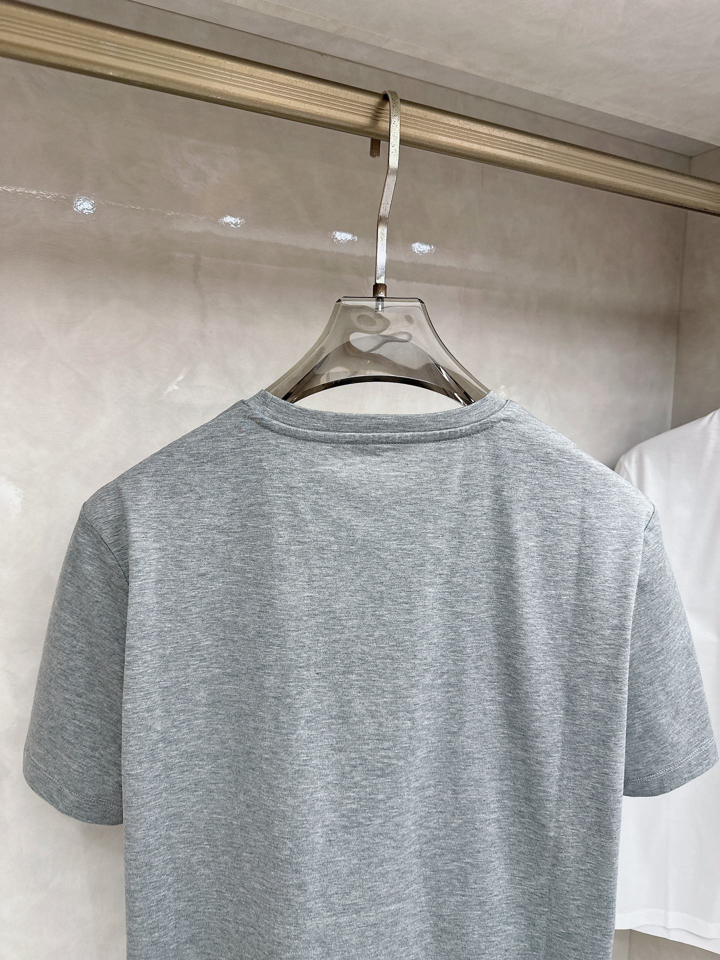 Loro piana 春夏 标志主题刺绣圆领短袖衫， 标志LOGO设计 采用刺绣工艺来呈现 进口百灵达绣