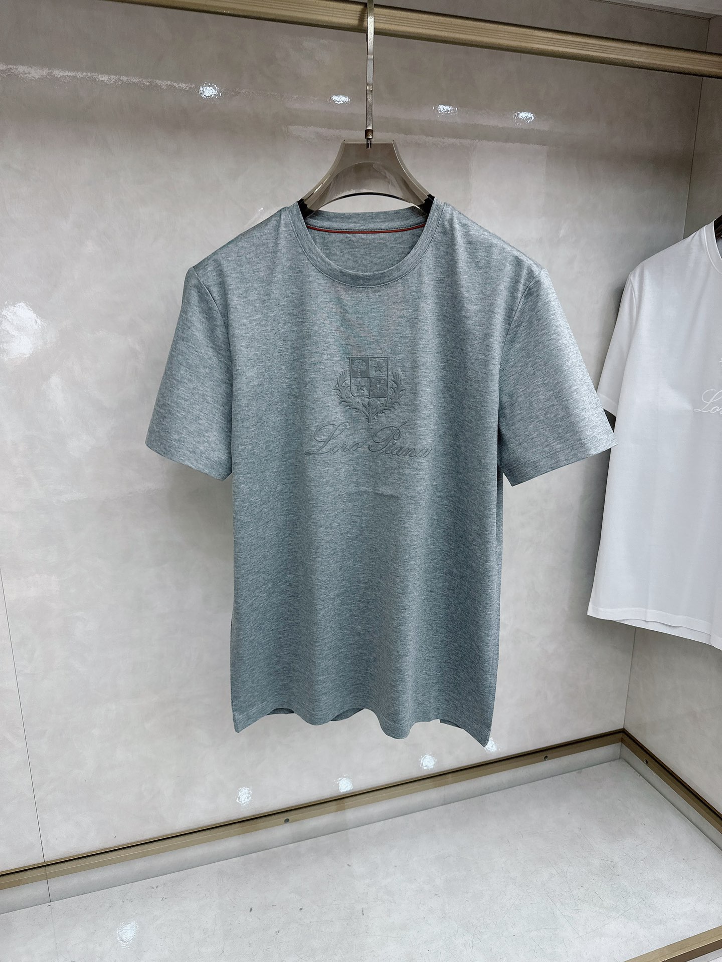 Loro piana 春夏 标志主题刺绣圆领短袖衫， 标志LOGO设计 采用刺绣工艺来呈现 进口百灵达绣