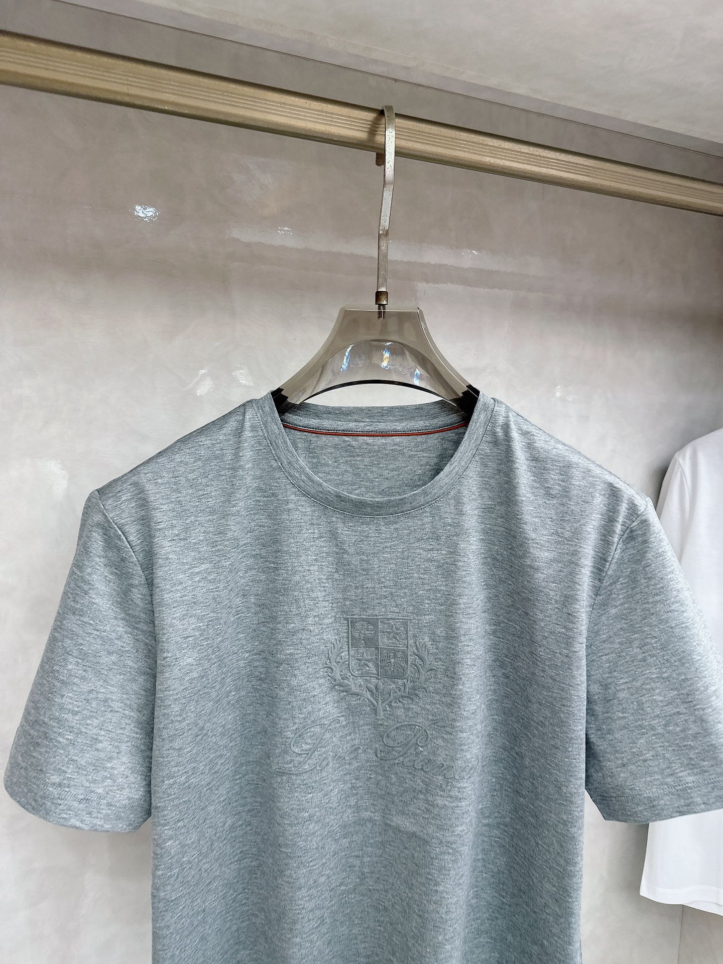 Loro piana 春夏 标志主题刺绣圆领短袖衫， 标志LOGO设计 采用刺绣工艺来呈现 进口百灵达绣