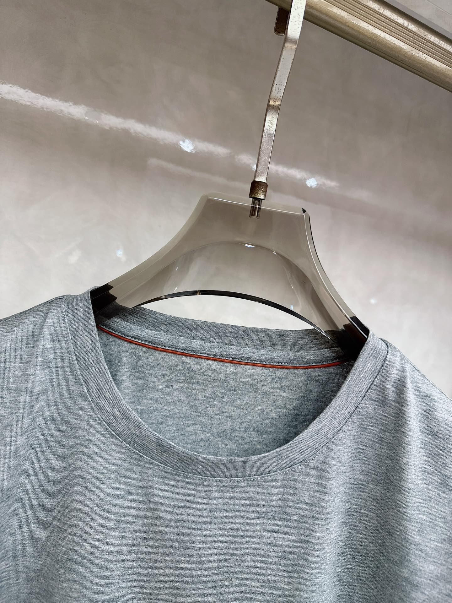 Loro piana 春夏 标志主题刺绣圆领短袖衫， 标志LOGO设计 采用刺绣工艺来呈现 进口百灵达绣