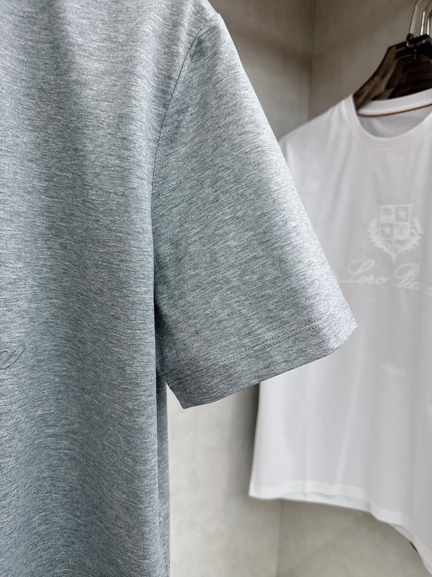 Loro piana 春夏 标志主题刺绣圆领短袖衫， 标志LOGO设计 采用刺绣工艺来呈现 进口百灵达绣