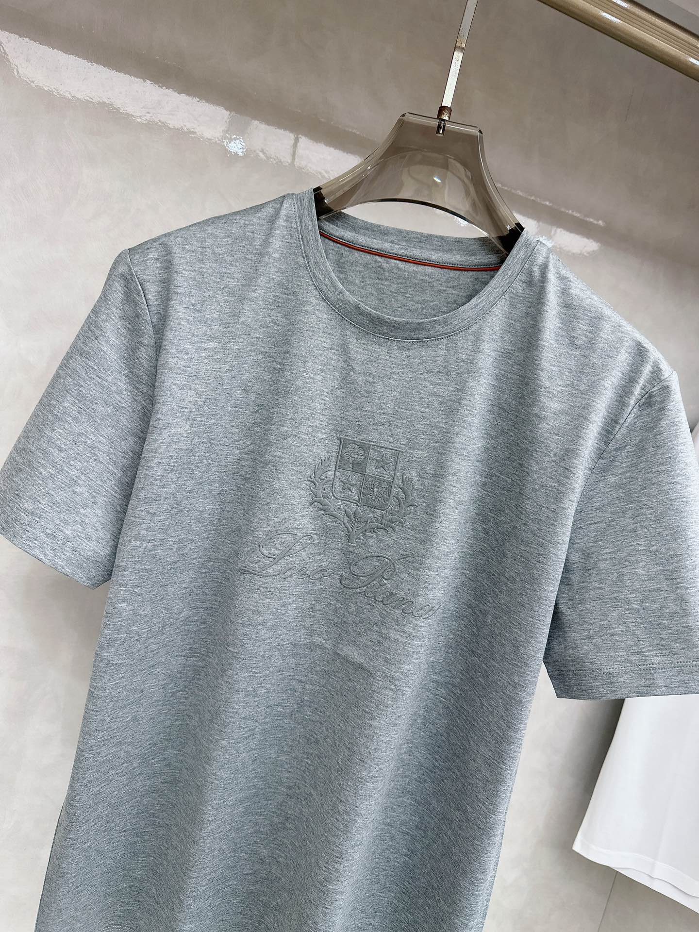 Loro piana 春夏 标志主题刺绣圆领短袖衫， 标志LOGO设计 采用刺绣工艺来呈现 进口百灵达绣