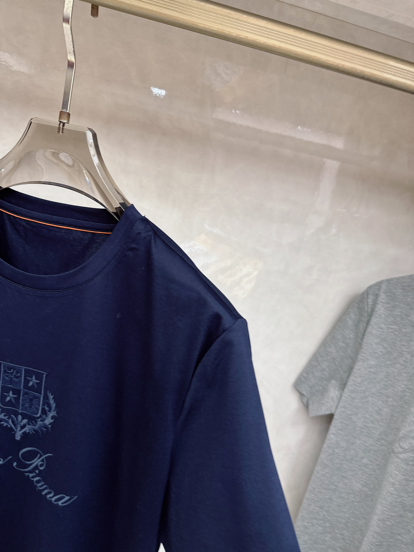 Loro piana 春夏 标志主题刺绣圆领短袖衫， 标志LOGO设计 采用刺绣工艺来呈现 进口百灵达绣