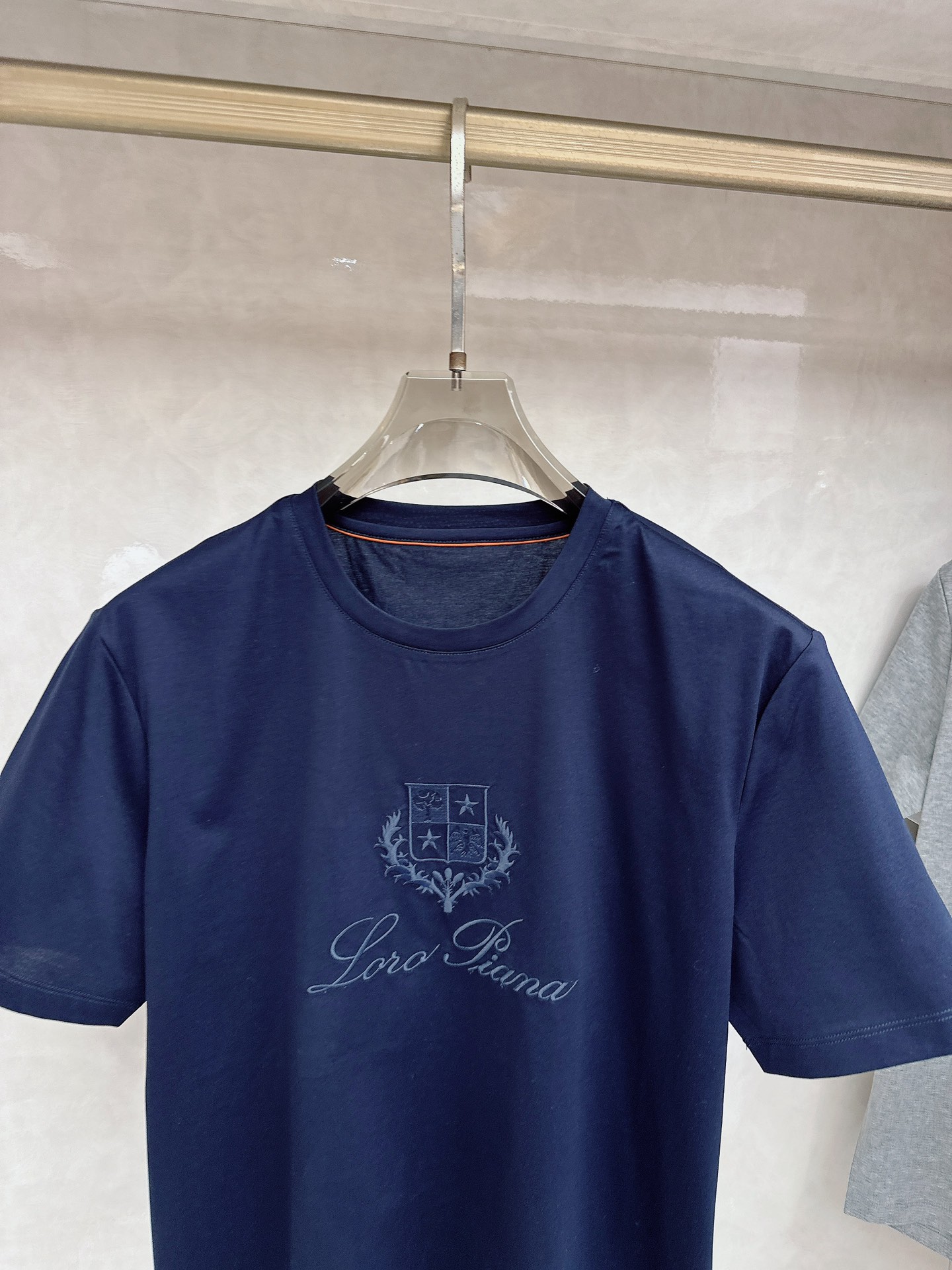 Loro piana 春夏 标志主题刺绣圆领短袖衫， 标志LOGO设计 采用刺绣工艺来呈现 进口百灵达绣